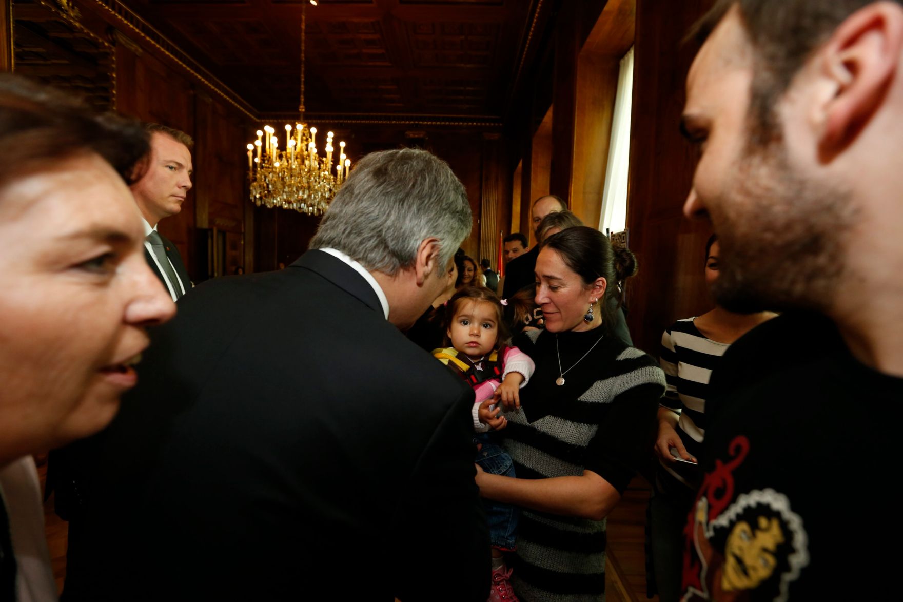 Am 26. Oktober 2013 empfing Bundeskanzler Werner Faymann im Rahmen des Nationalfeiertages Besucherinnen und Besucher im Bundeskanzleramt.