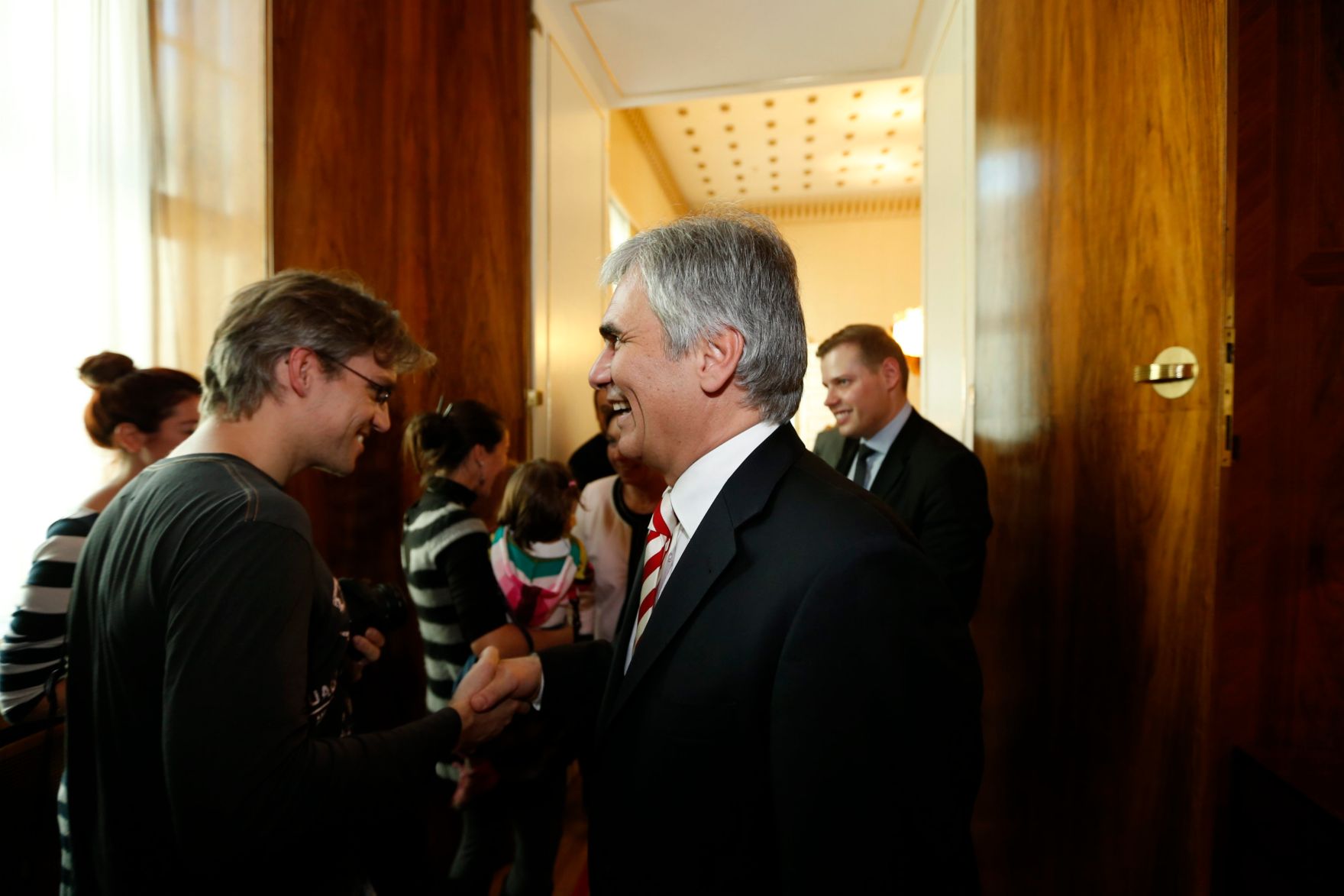Am 26. Oktober 2013 empfing Bundeskanzler Werner Faymann im Rahmen des Nationalfeiertages Besucherinnen und Besucher im Bundeskanzleramt.