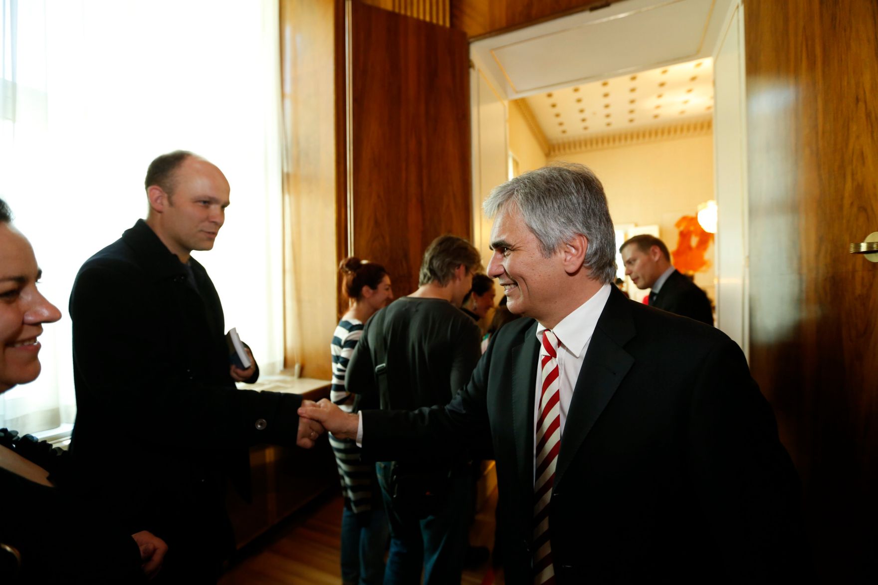 Am 26. Oktober 2013 empfing Bundeskanzler Werner Faymann im Rahmen des Nationalfeiertages Besucherinnen und Besucher im Bundeskanzleramt.