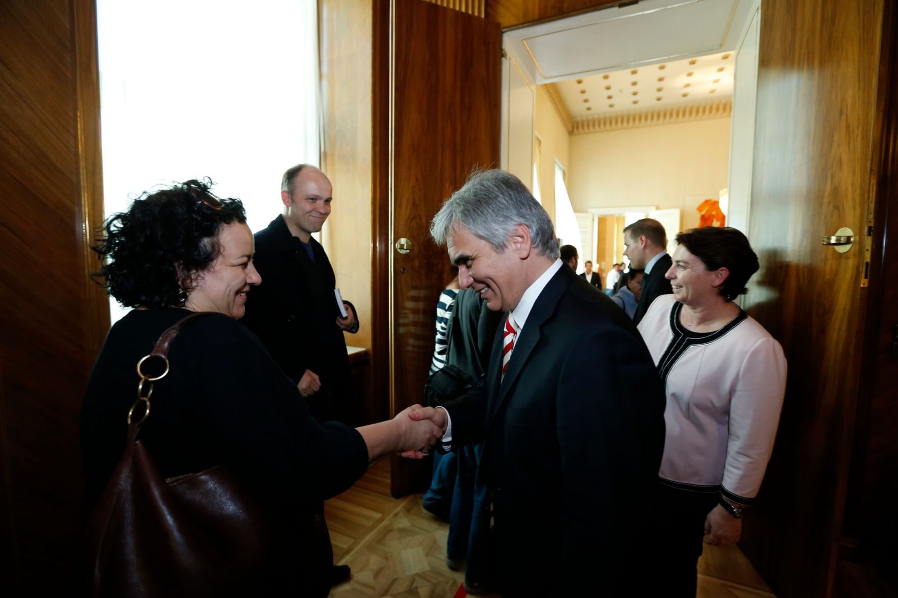 Am 26. Oktober 2013 empfing Bundeskanzler Werner Faymann im Rahmen des Nationalfeiertages Besucherinnen und Besucher im Bundeskanzleramt.