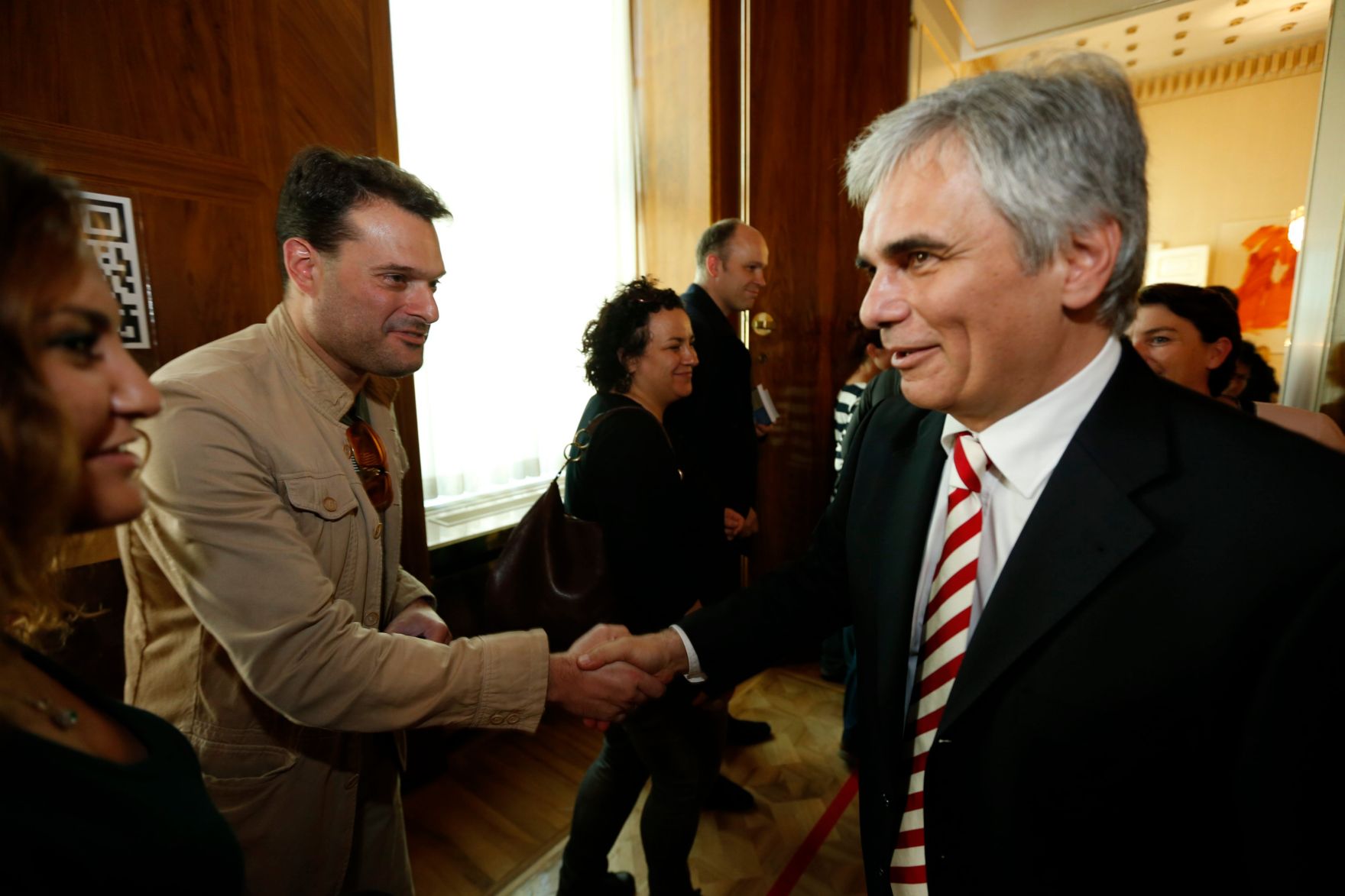 Am 26. Oktober 2013 empfing Bundeskanzler Werner Faymann im Rahmen des Nationalfeiertages Besucherinnen und Besucher im Bundeskanzleramt.