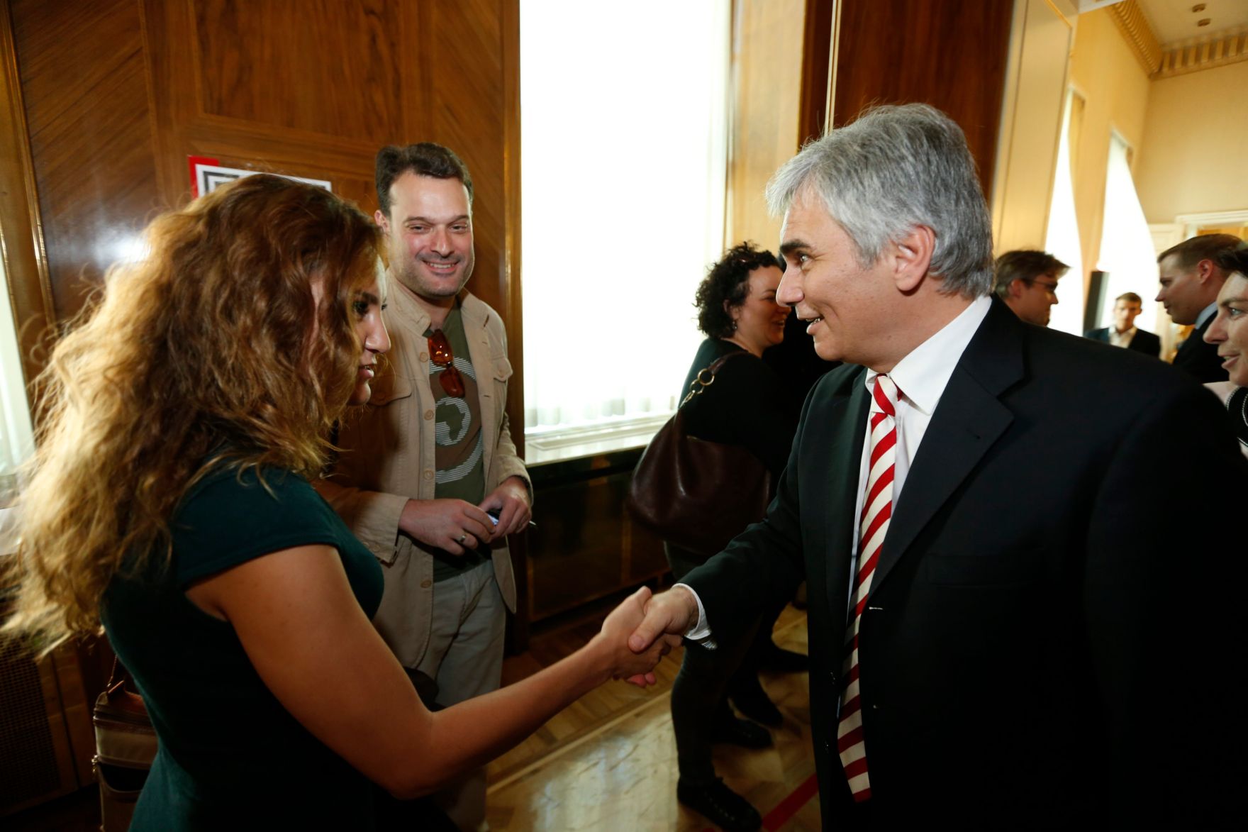 Am 26. Oktober 2013 empfing Bundeskanzler Werner Faymann im Rahmen des Nationalfeiertages Besucherinnen und Besucher im Bundeskanzleramt.