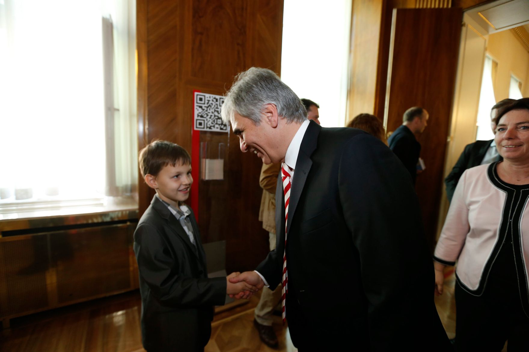 Am 26. Oktober 2013 empfing Bundeskanzler Werner Faymann im Rahmen des Nationalfeiertages Besucherinnen und Besucher im Bundeskanzleramt.