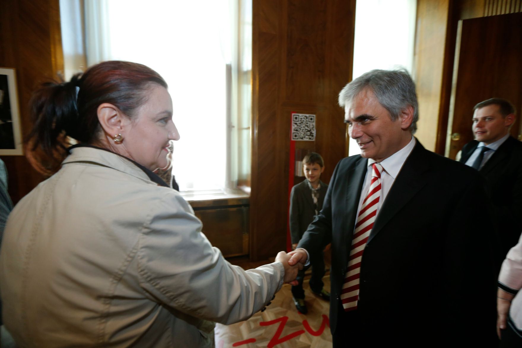 Am 26. Oktober 2013 empfing Bundeskanzler Werner Faymann im Rahmen des Nationalfeiertages Besucherinnen und Besucher im Bundeskanzleramt.
