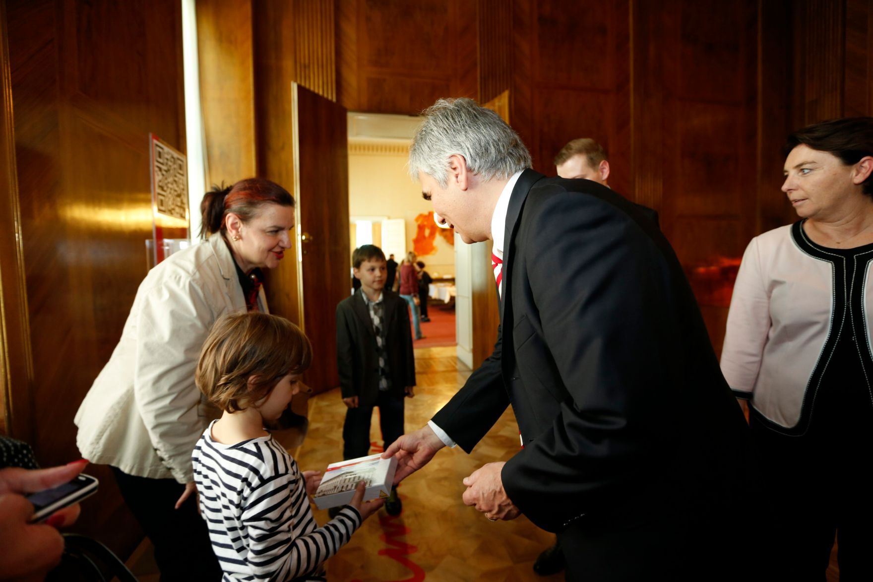 Am 26. Oktober 2013 empfing Bundeskanzler Werner Faymann im Rahmen des Nationalfeiertages Besucherinnen und Besucher im Bundeskanzleramt.