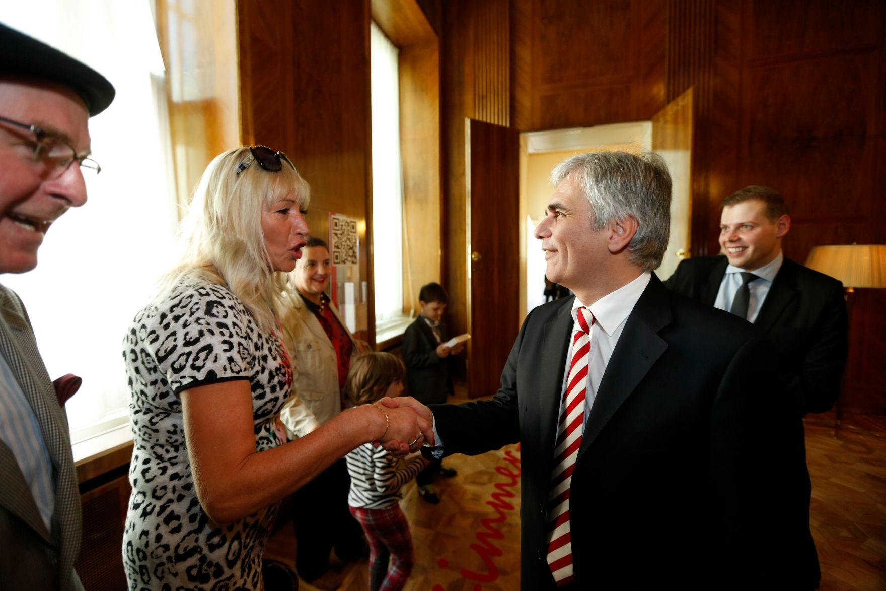 Am 26. Oktober 2013 empfing Bundeskanzler Werner Faymann im Rahmen des Nationalfeiertages Besucherinnen und Besucher im Bundeskanzleramt.
