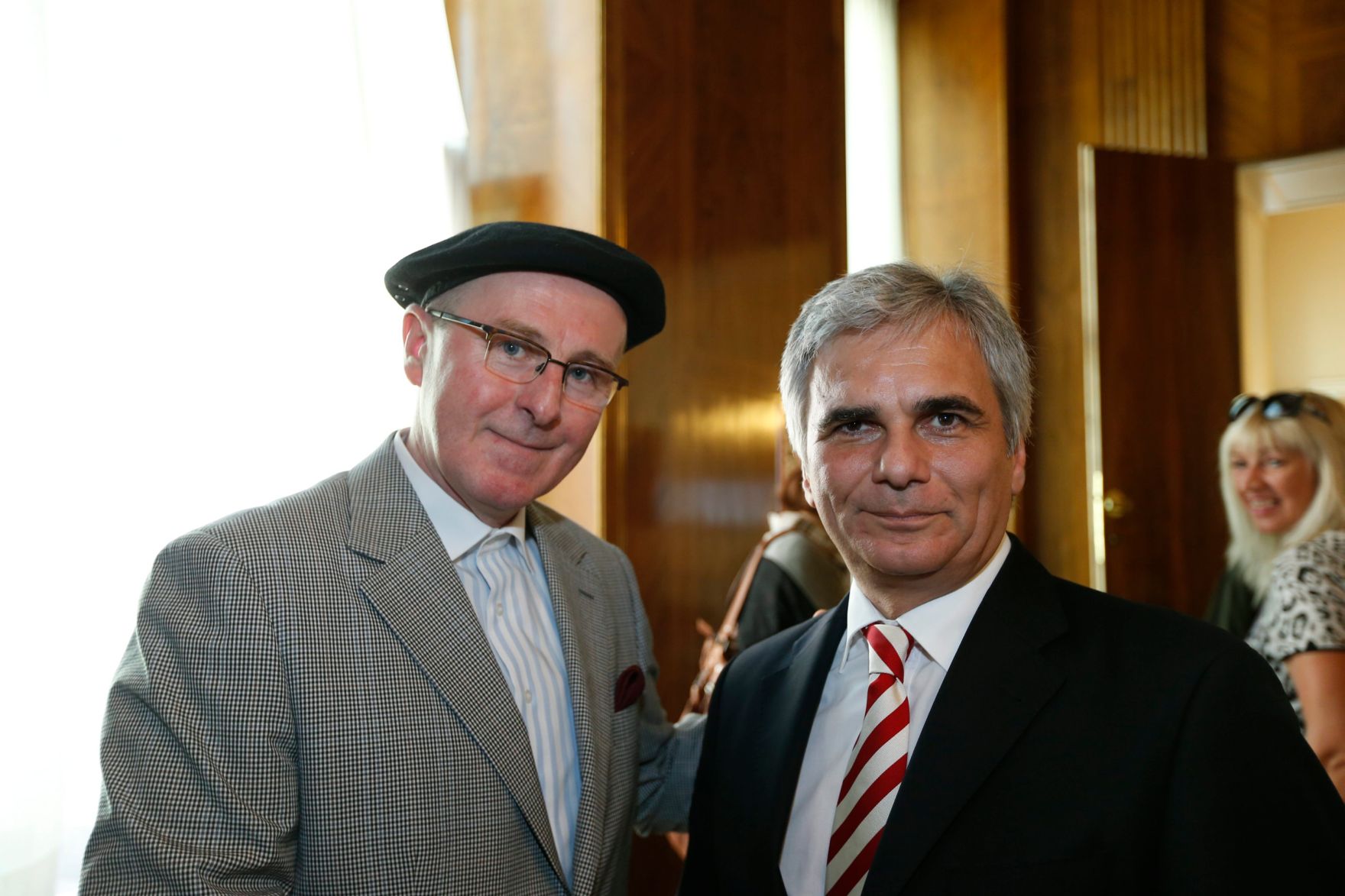 Am 26. Oktober 2013 empfing Bundeskanzler Werner Faymann im Rahmen des Nationalfeiertages Besucherinnen und Besucher im Bundeskanzleramt.