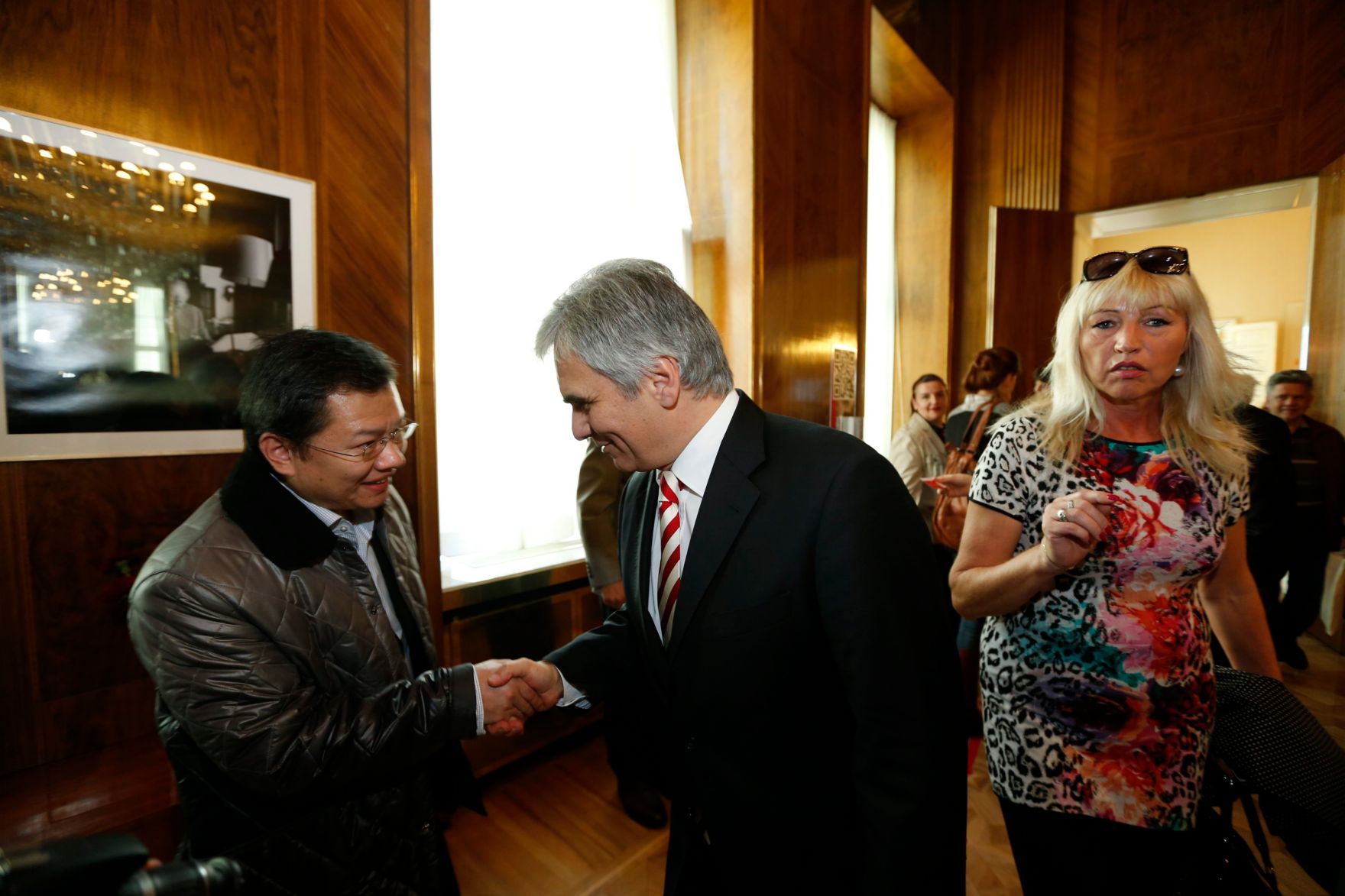 Am 26. Oktober 2013 empfing Bundeskanzler Werner Faymann im Rahmen des Nationalfeiertages Besucherinnen und Besucher im Bundeskanzleramt.