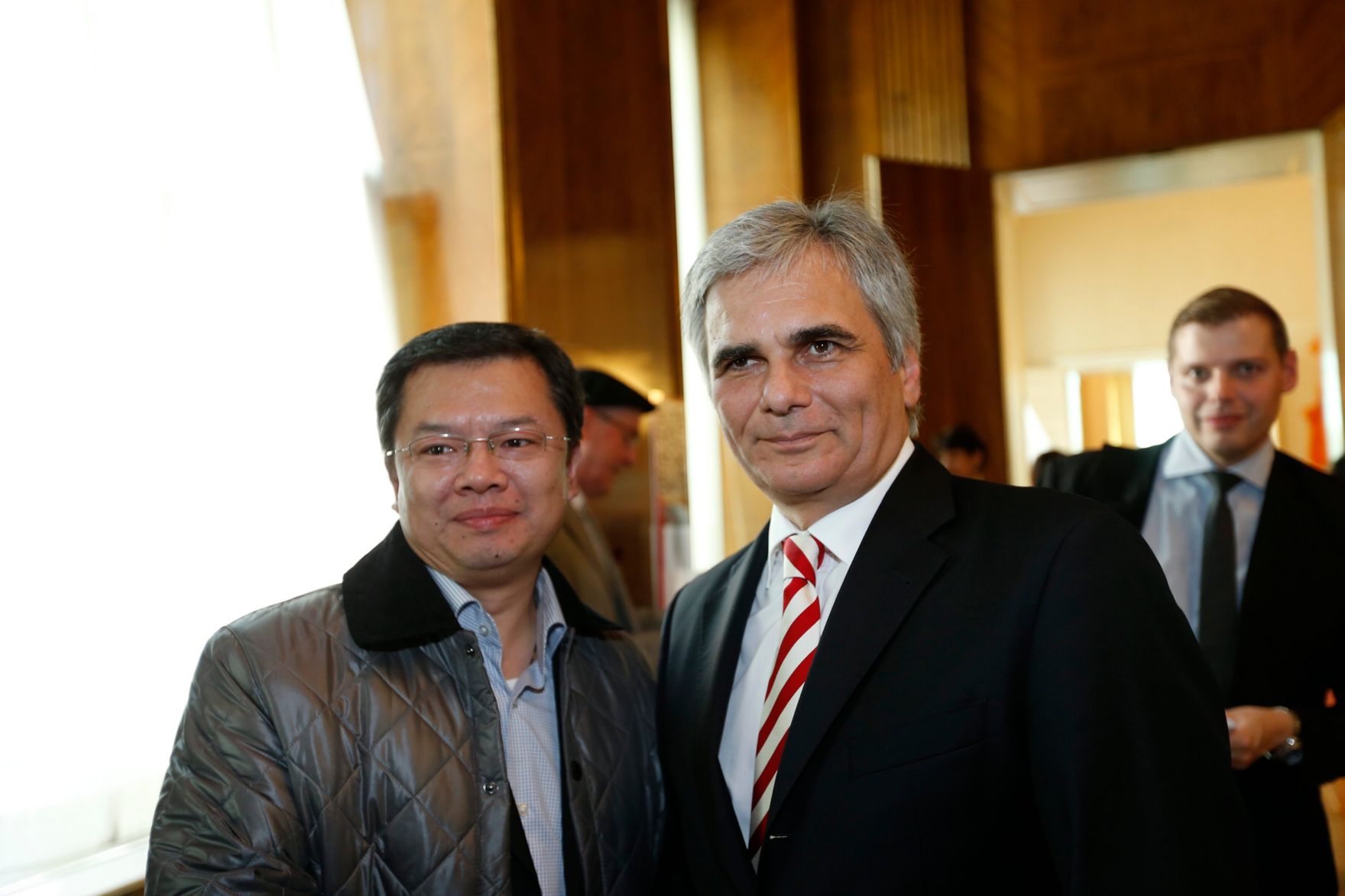Am 26. Oktober 2013 empfing Bundeskanzler Werner Faymann im Rahmen des Nationalfeiertages Besucherinnen und Besucher im Bundeskanzleramt.