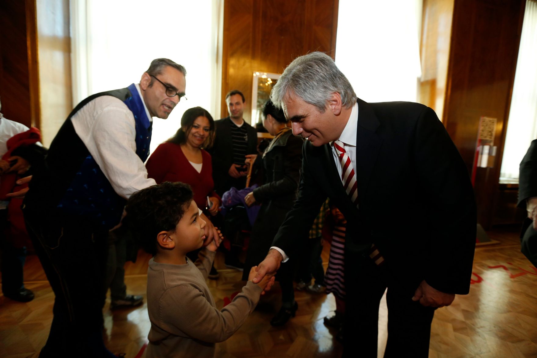 Am 26. Oktober 2013 empfing Bundeskanzler Werner Faymann im Rahmen des Nationalfeiertages Besucherinnen und Besucher im Bundeskanzleramt.