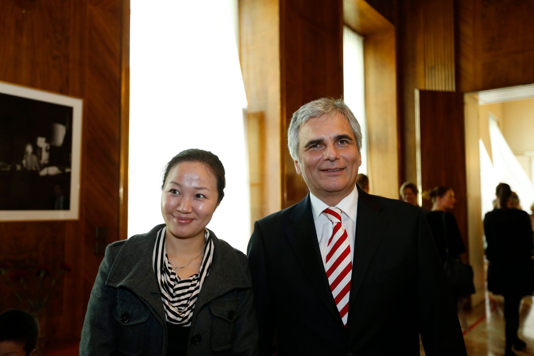 Am 26. Oktober 2013 empfing Bundeskanzler Werner Faymann im Rahmen des Nationalfeiertages Besucherinnen und Besucher im Bundeskanzleramt.
