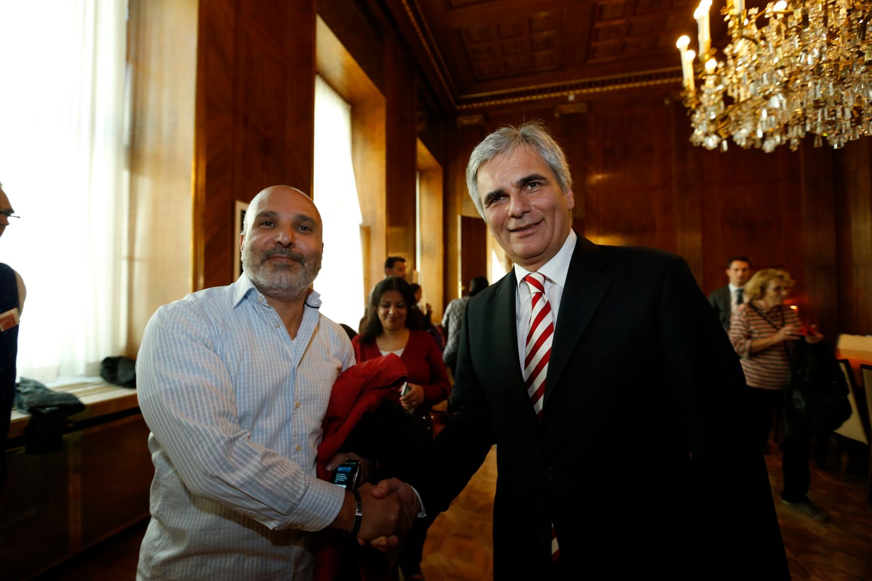 Am 26. Oktober 2013 empfing Bundeskanzler Werner Faymann im Rahmen des Nationalfeiertages Besucherinnen und Besucher im Bundeskanzleramt.