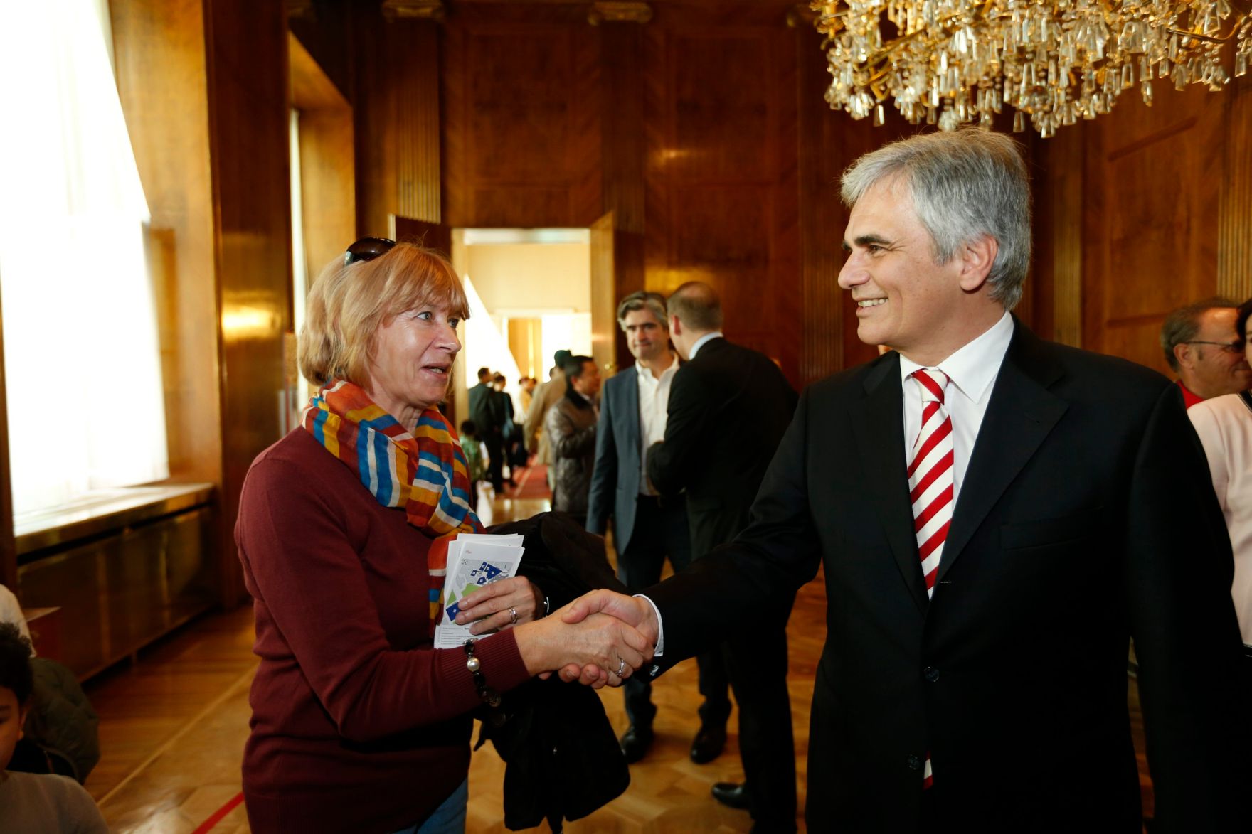 Am 26. Oktober 2013 empfing Bundeskanzler Werner Faymann im Rahmen des Nationalfeiertages Besucherinnen und Besucher im Bundeskanzleramt.