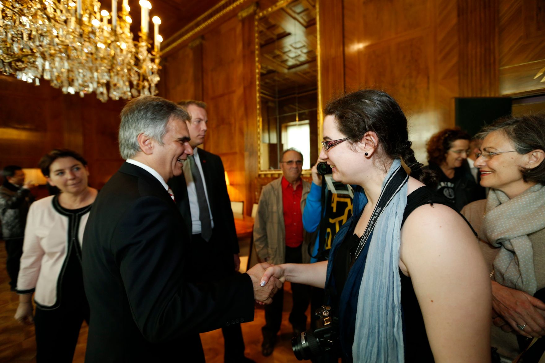Am 26. Oktober 2013 empfing Bundeskanzler Werner Faymann im Rahmen des Nationalfeiertages Besucherinnen und Besucher im Bundeskanzleramt.