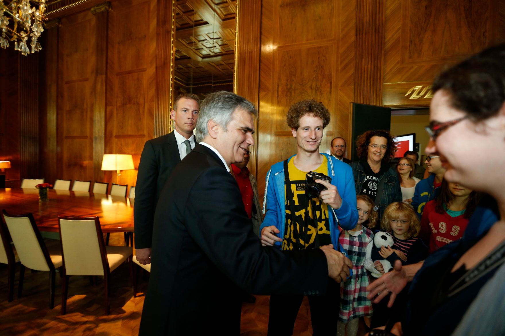Am 26. Oktober 2013 empfing Bundeskanzler Werner Faymann im Rahmen des Nationalfeiertages Besucherinnen und Besucher im Bundeskanzleramt.