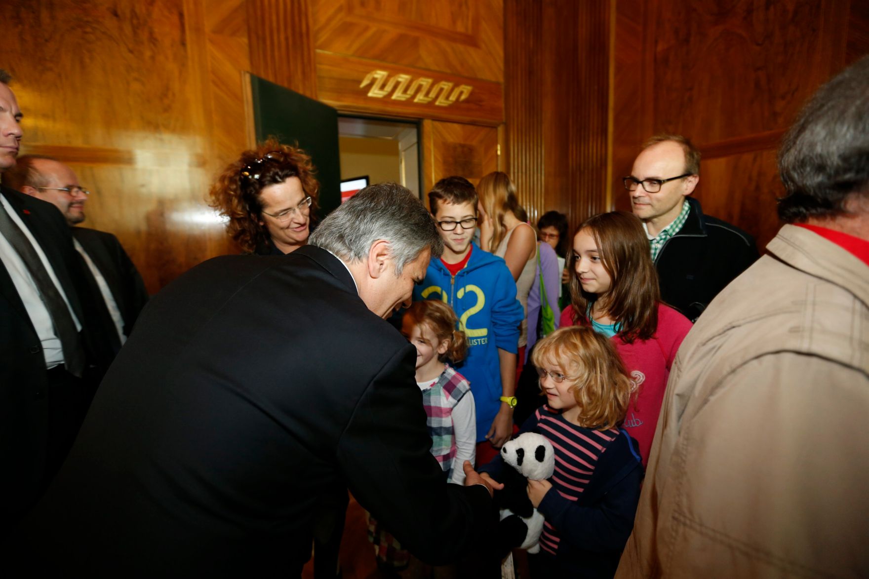 Am 26. Oktober 2013 empfing Bundeskanzler Werner Faymann im Rahmen des Nationalfeiertages Besucherinnen und Besucher im Bundeskanzleramt.
