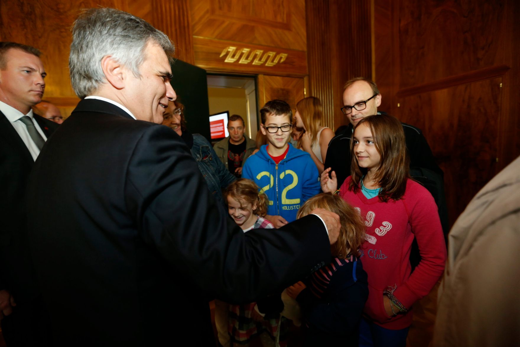 Am 26. Oktober 2013 empfing Bundeskanzler Werner Faymann im Rahmen des Nationalfeiertages Besucherinnen und Besucher im Bundeskanzleramt.
