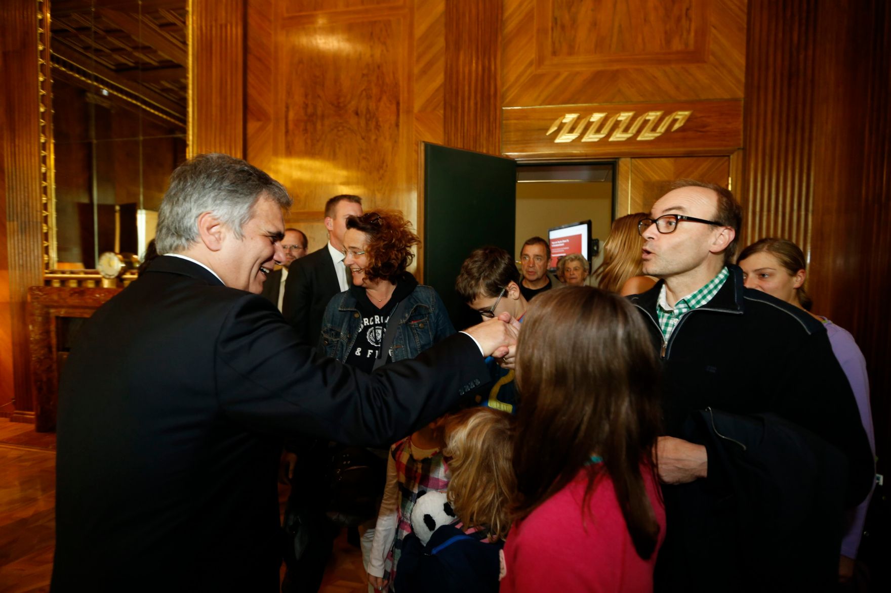 Am 26. Oktober 2013 empfing Bundeskanzler Werner Faymann im Rahmen des Nationalfeiertages Besucherinnen und Besucher im Bundeskanzleramt.