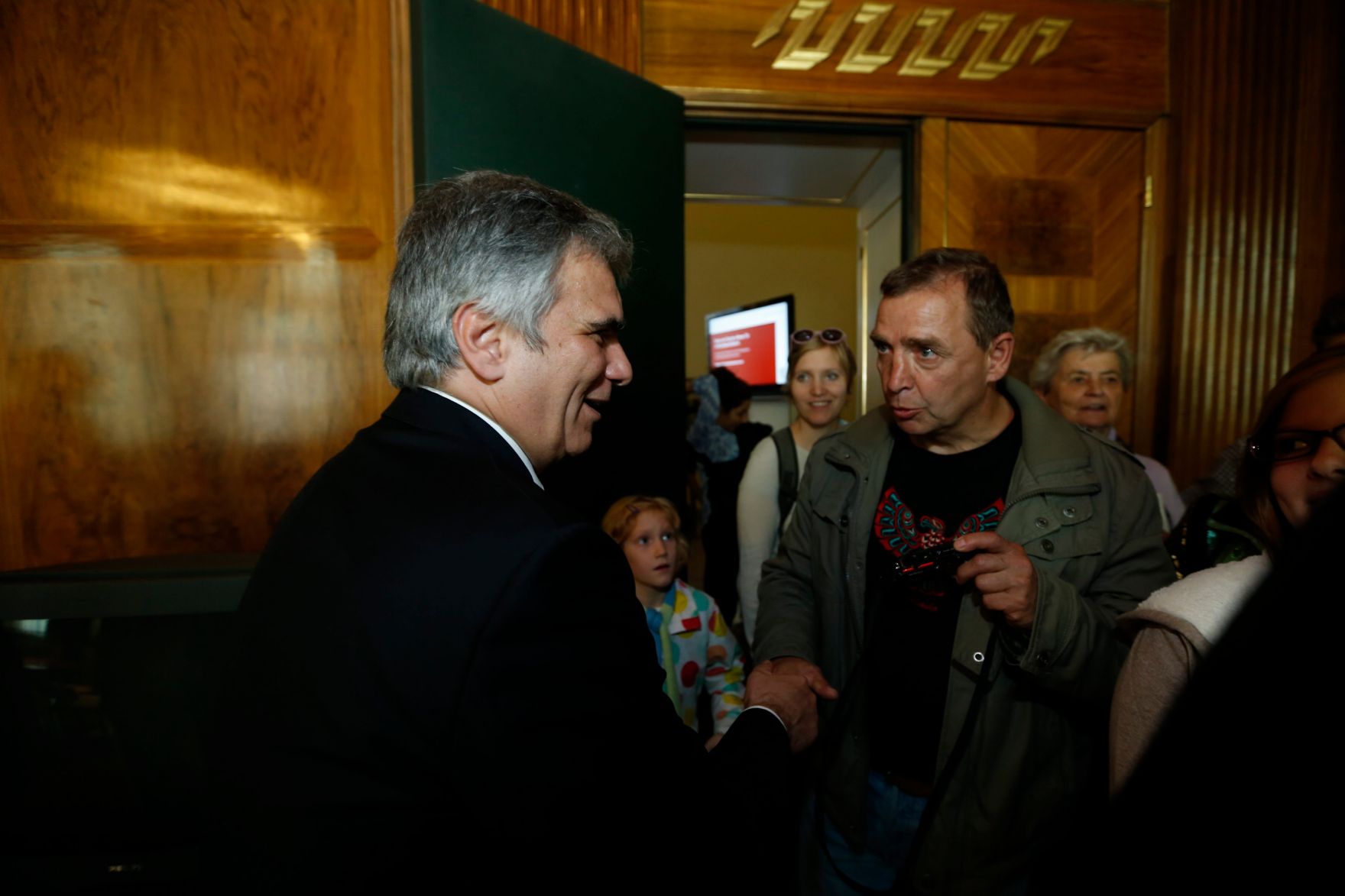 Am 26. Oktober 2013 empfing Bundeskanzler Werner Faymann im Rahmen des Nationalfeiertages Besucherinnen und Besucher im Bundeskanzleramt.