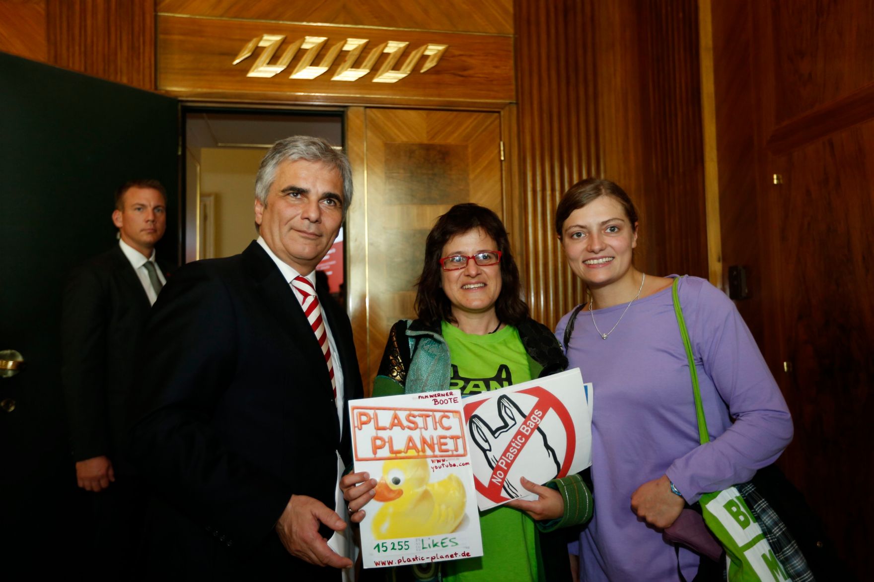 Am 26. Oktober 2013 empfing Bundeskanzler Werner Faymann im Rahmen des Nationalfeiertages Besucherinnen und Besucher im Bundeskanzleramt.