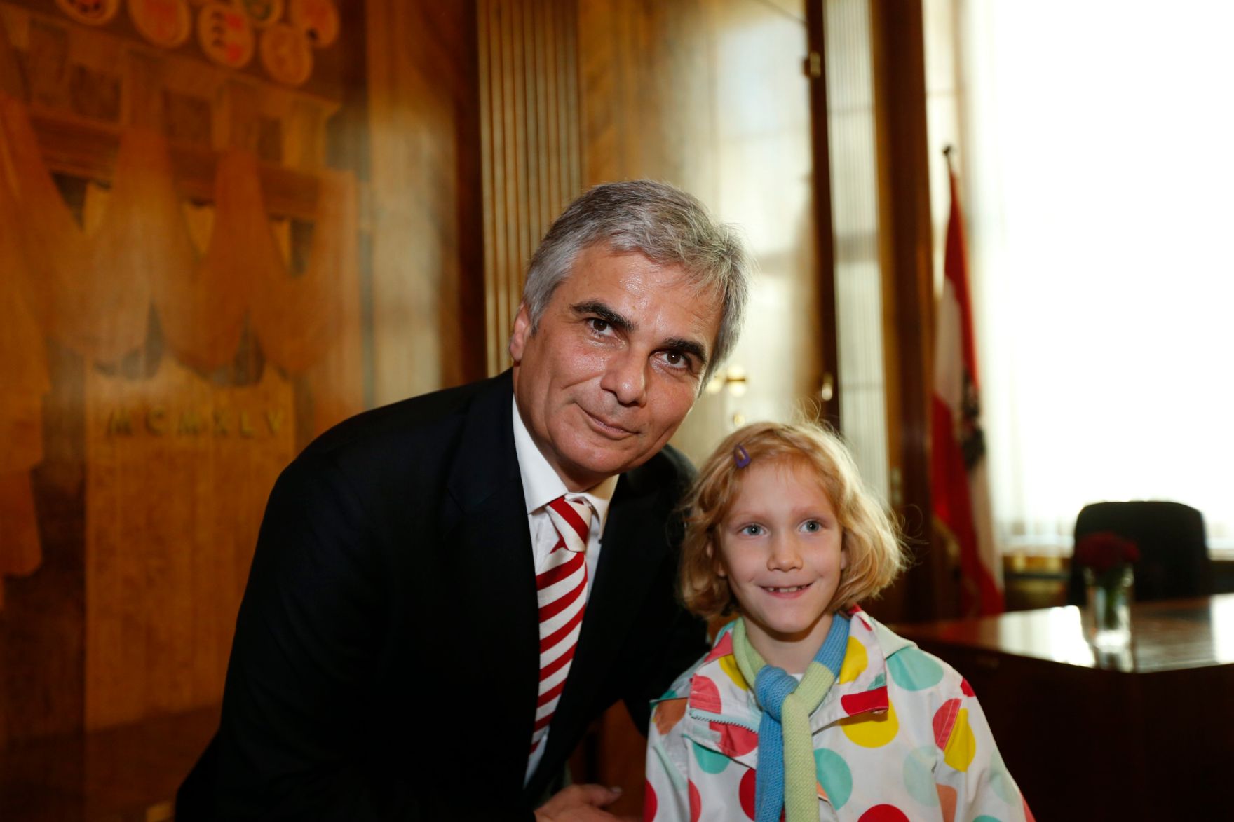 Am 26. Oktober 2013 empfing Bundeskanzler Werner Faymann im Rahmen des Nationalfeiertages Besucherinnen und Besucher im Bundeskanzleramt.