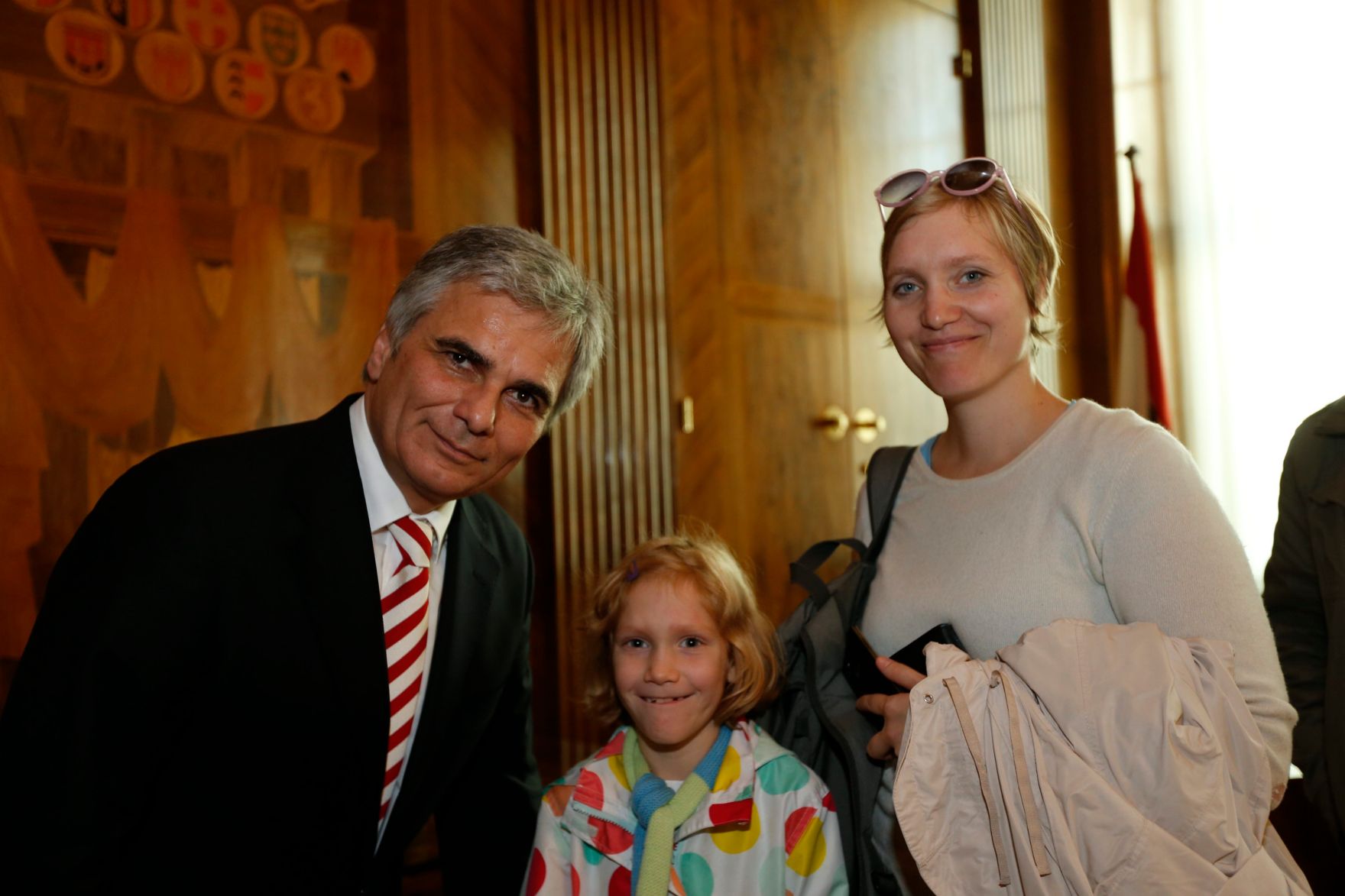 Am 26. Oktober 2013 empfing Bundeskanzler Werner Faymann im Rahmen des Nationalfeiertages Besucherinnen und Besucher im Bundeskanzleramt.