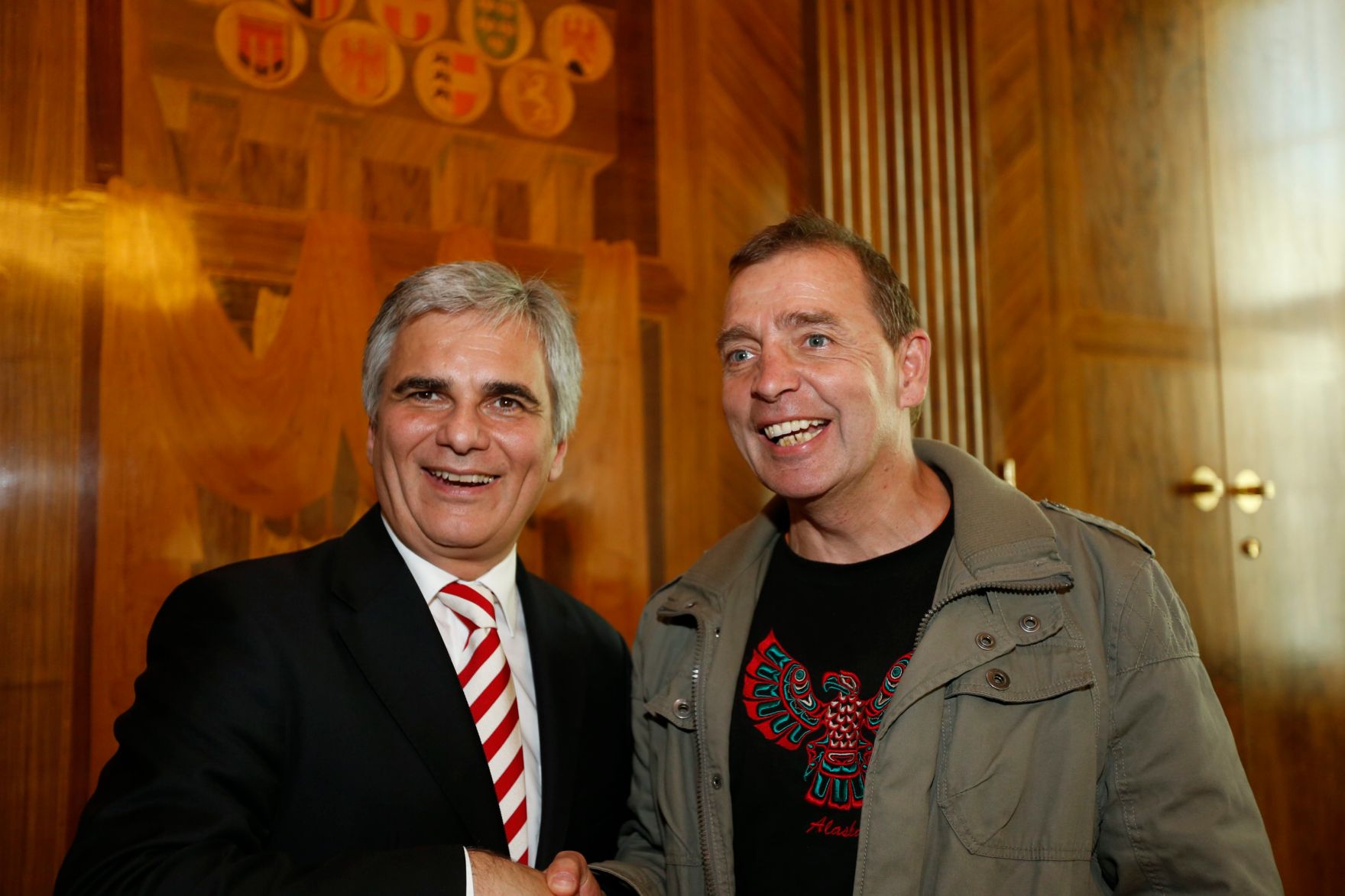 Am 26. Oktober 2013 empfing Bundeskanzler Werner Faymann im Rahmen des Nationalfeiertages Besucherinnen und Besucher im Bundeskanzleramt.