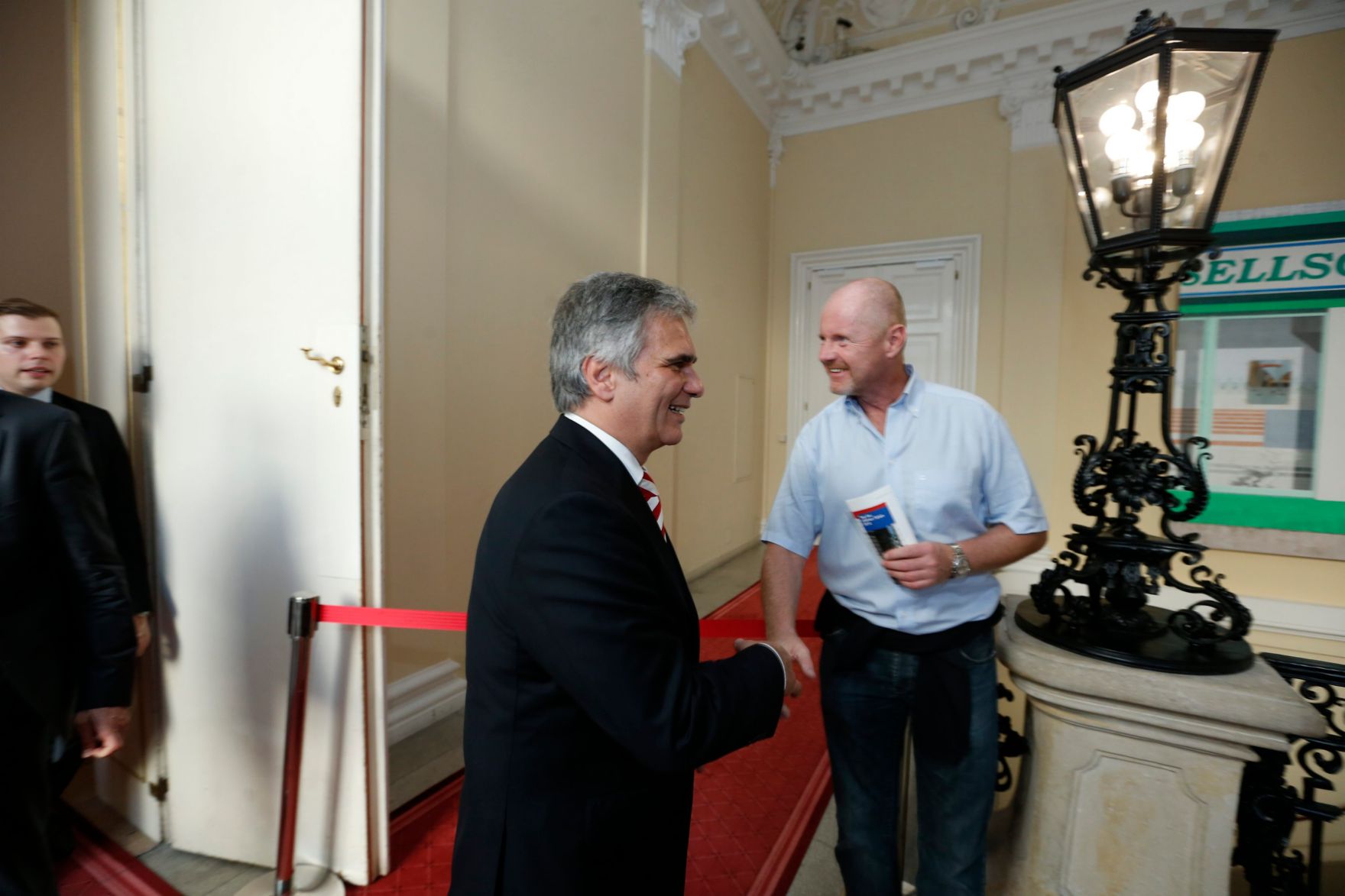 Am 26. Oktober 2013 empfing Bundeskanzler Werner Faymann im Rahmen des Nationalfeiertages Besucherinnen und Besucher im Bundeskanzleramt.
