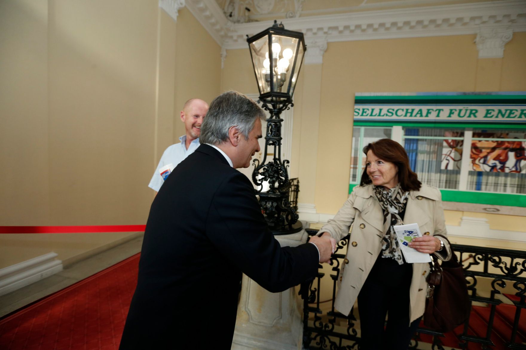 Am 26. Oktober 2013 empfing Bundeskanzler Werner Faymann im Rahmen des Nationalfeiertages Besucherinnen und Besucher im Bundeskanzleramt.