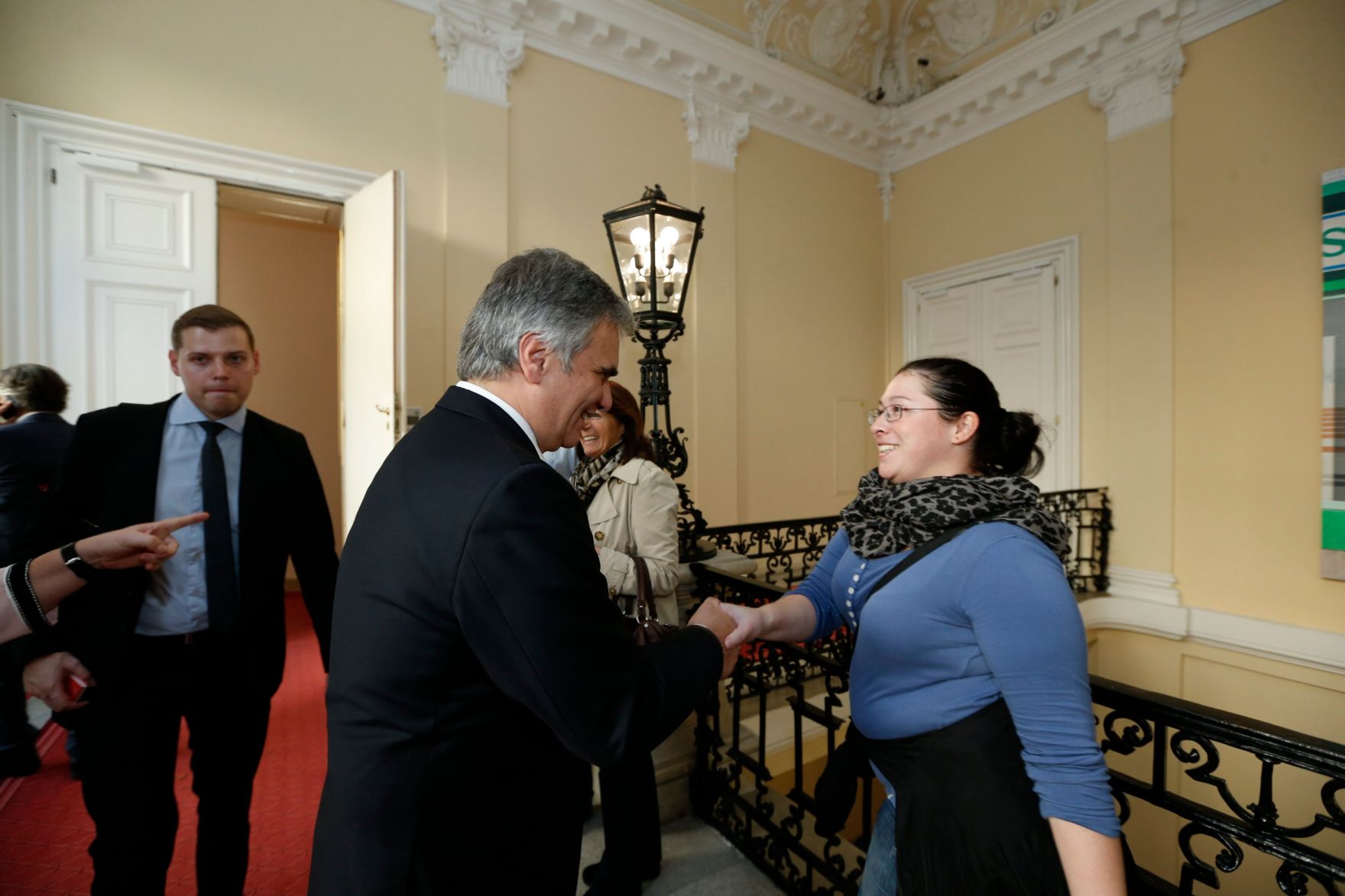 Am 26. Oktober 2013 empfing Bundeskanzler Werner Faymann im Rahmen des Nationalfeiertages Besucherinnen und Besucher im Bundeskanzleramt.