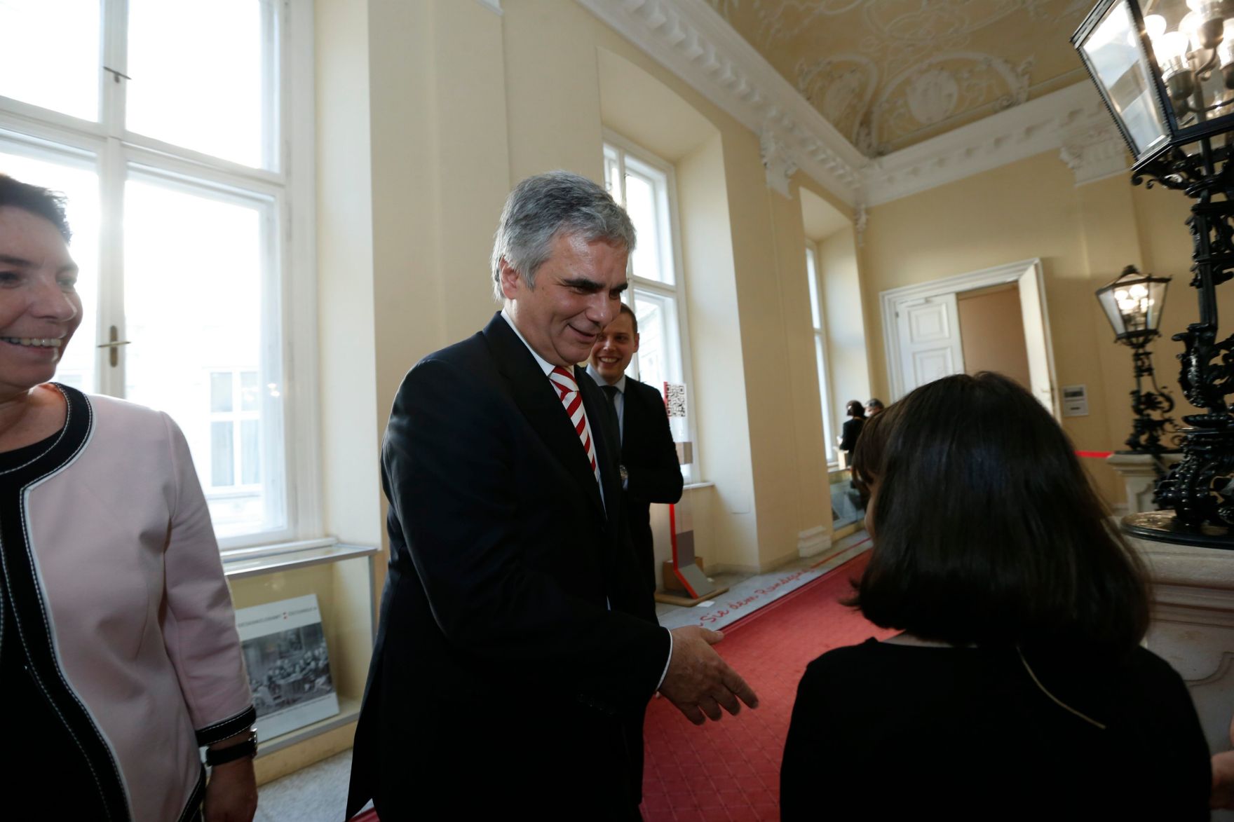 Am 26. Oktober 2013 empfing Bundeskanzler Werner Faymann im Rahmen des Nationalfeiertages Besucherinnen und Besucher im Bundeskanzleramt.