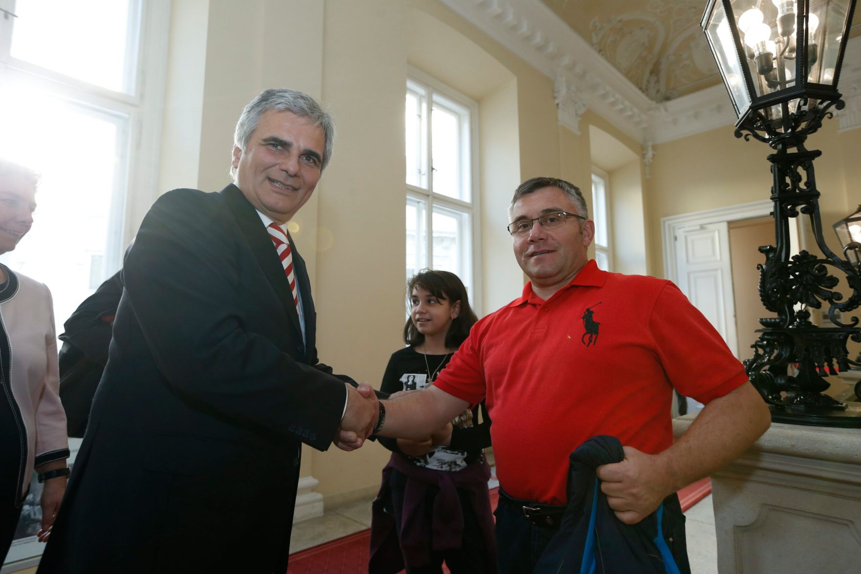 Am 26. Oktober 2013 empfing Bundeskanzler Werner Faymann im Rahmen des Nationalfeiertages Besucherinnen und Besucher im Bundeskanzleramt.