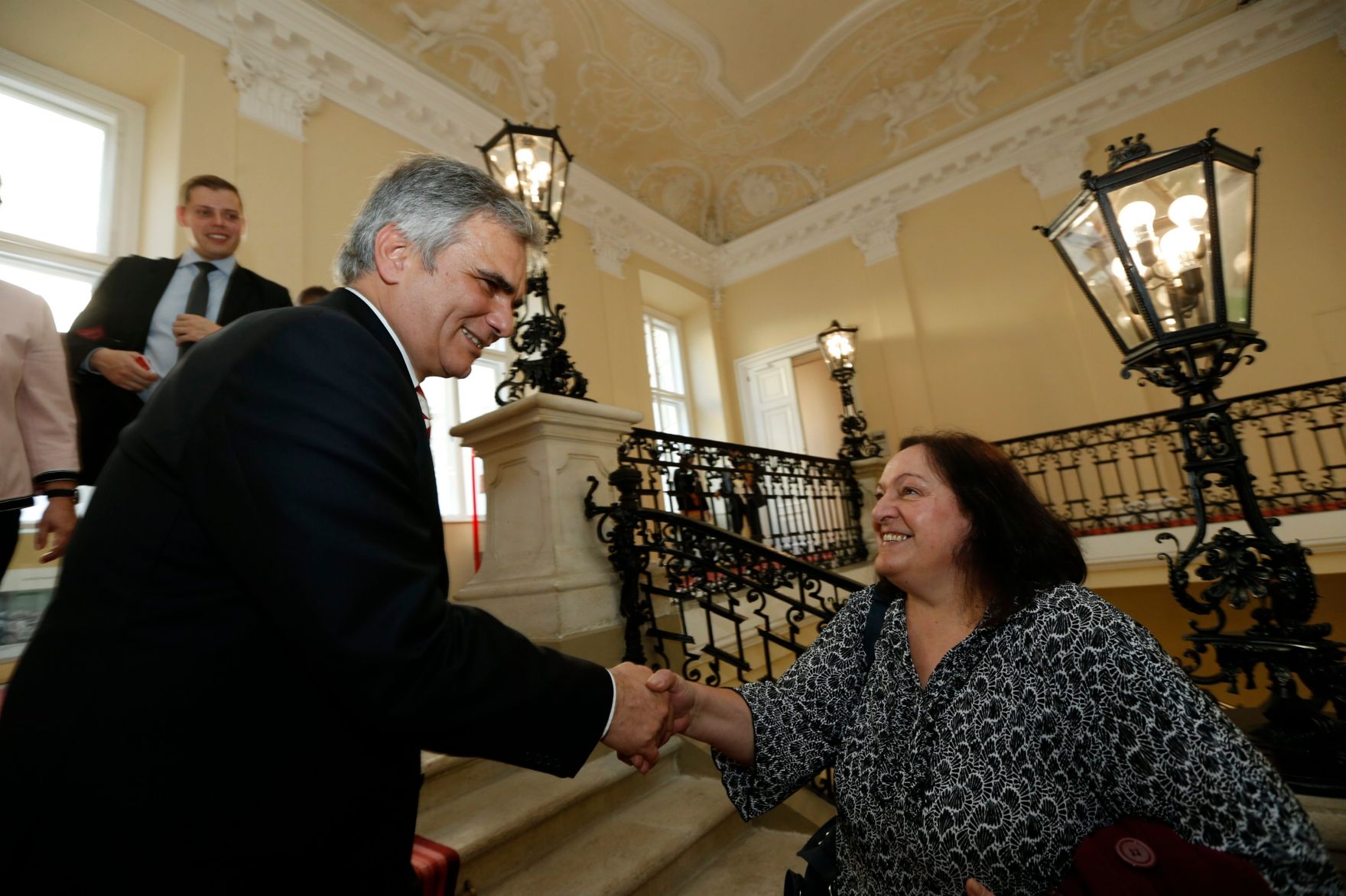 Am 26. Oktober 2013 empfing Bundeskanzler Werner Faymann im Rahmen des Nationalfeiertages Besucherinnen und Besucher im Bundeskanzleramt.
