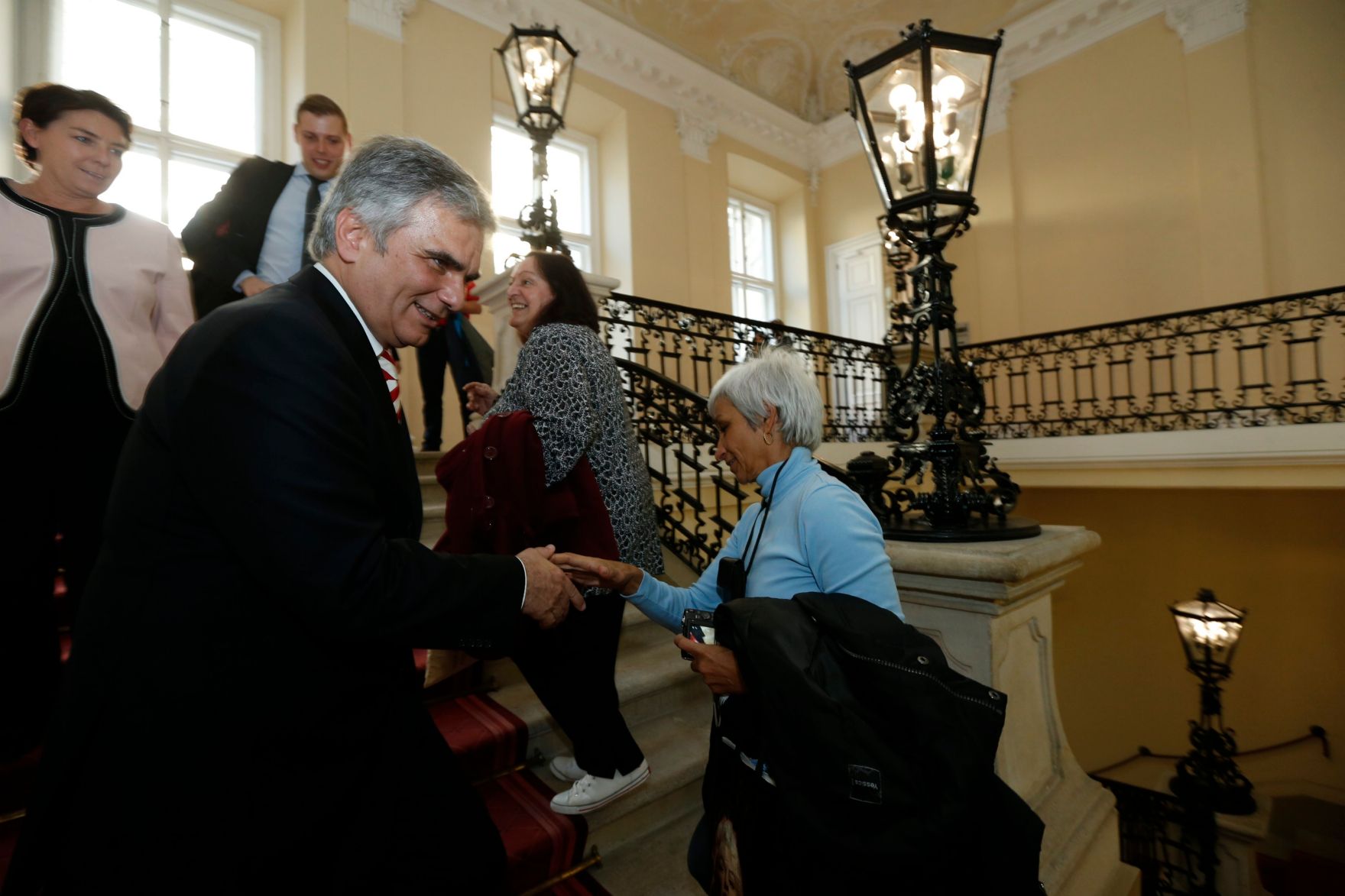 Am 26. Oktober 2013 empfing Bundeskanzler Werner Faymann im Rahmen des Nationalfeiertages Besucherinnen und Besucher im Bundeskanzleramt.