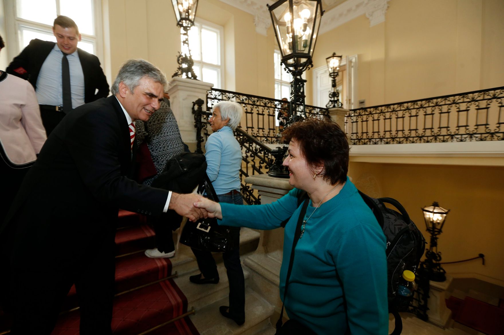 Am 26. Oktober 2013 empfing Bundeskanzler Werner Faymann im Rahmen des Nationalfeiertages Besucherinnen und Besucher im Bundeskanzleramt.