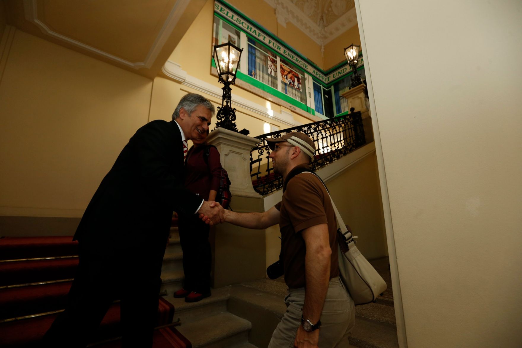 Am 26. Oktober 2013 empfing Bundeskanzler Werner Faymann im Rahmen des Nationalfeiertages Besucherinnen und Besucher im Bundeskanzleramt.