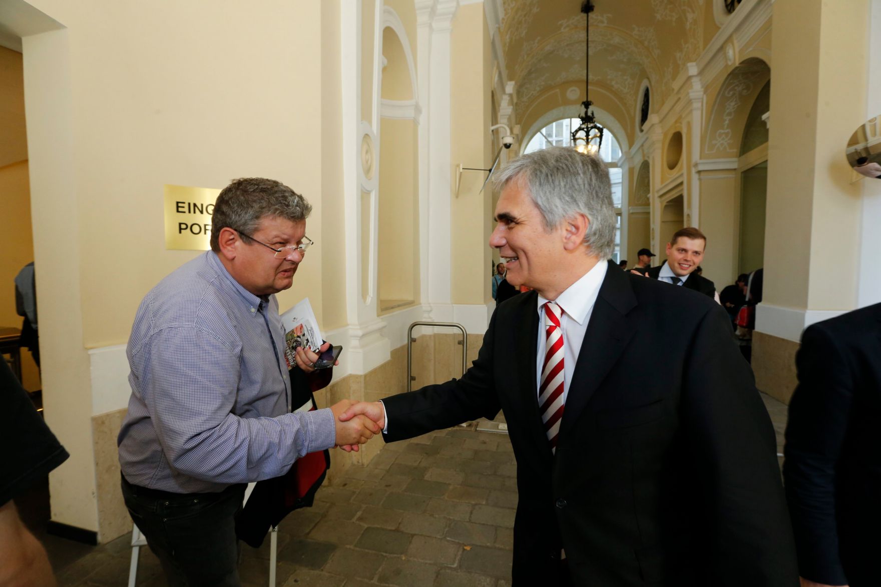 Am 26. Oktober 2013 empfing Bundeskanzler Werner Faymann im Rahmen des Nationalfeiertages Besucherinnen und Besucher im Bundeskanzleramt.