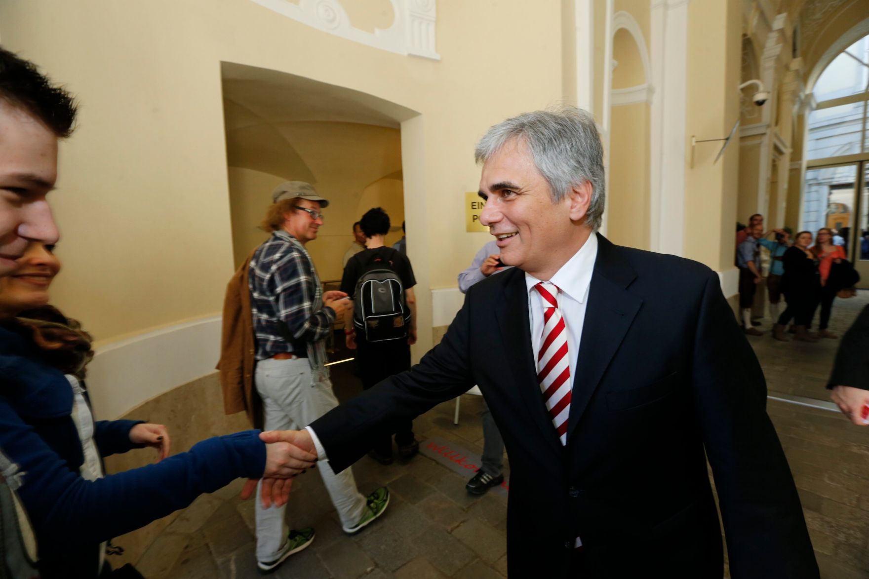 Am 26. Oktober 2013 empfing Bundeskanzler Werner Faymann im Rahmen des Nationalfeiertages Besucherinnen und Besucher im Bundeskanzleramt.