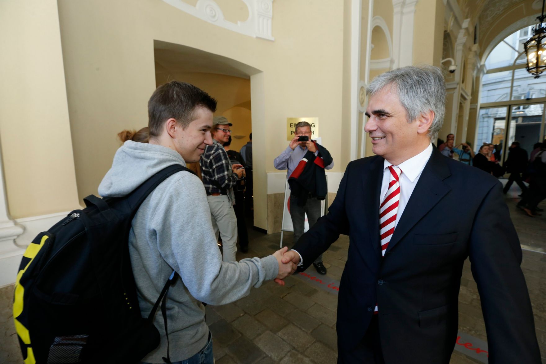 Am 26. Oktober 2013 empfing Bundeskanzler Werner Faymann im Rahmen des Nationalfeiertages Besucherinnen und Besucher im Bundeskanzleramt.