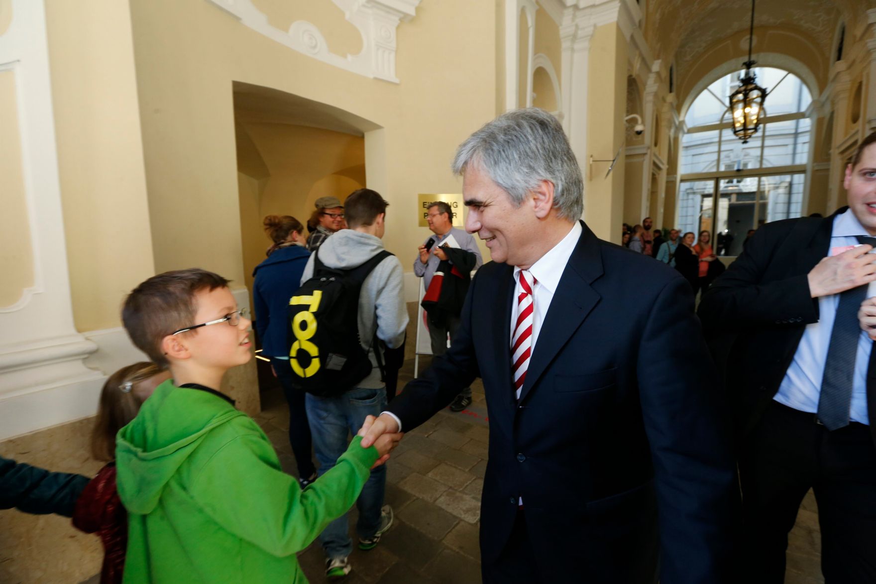 Am 26. Oktober 2013 empfing Bundeskanzler Werner Faymann im Rahmen des Nationalfeiertages Besucherinnen und Besucher im Bundeskanzleramt.