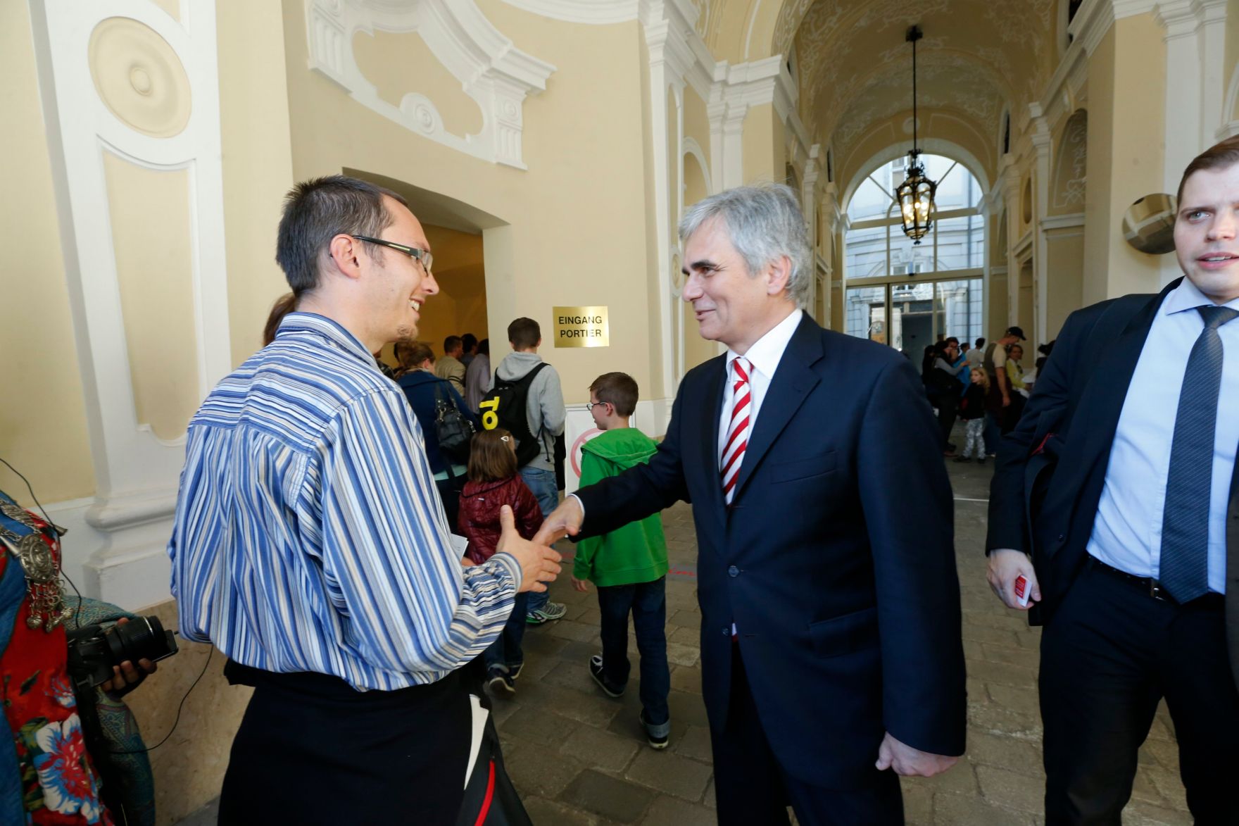 Am 26. Oktober 2013 empfing Bundeskanzler Werner Faymann im Rahmen des Nationalfeiertages Besucherinnen und Besucher im Bundeskanzleramt.