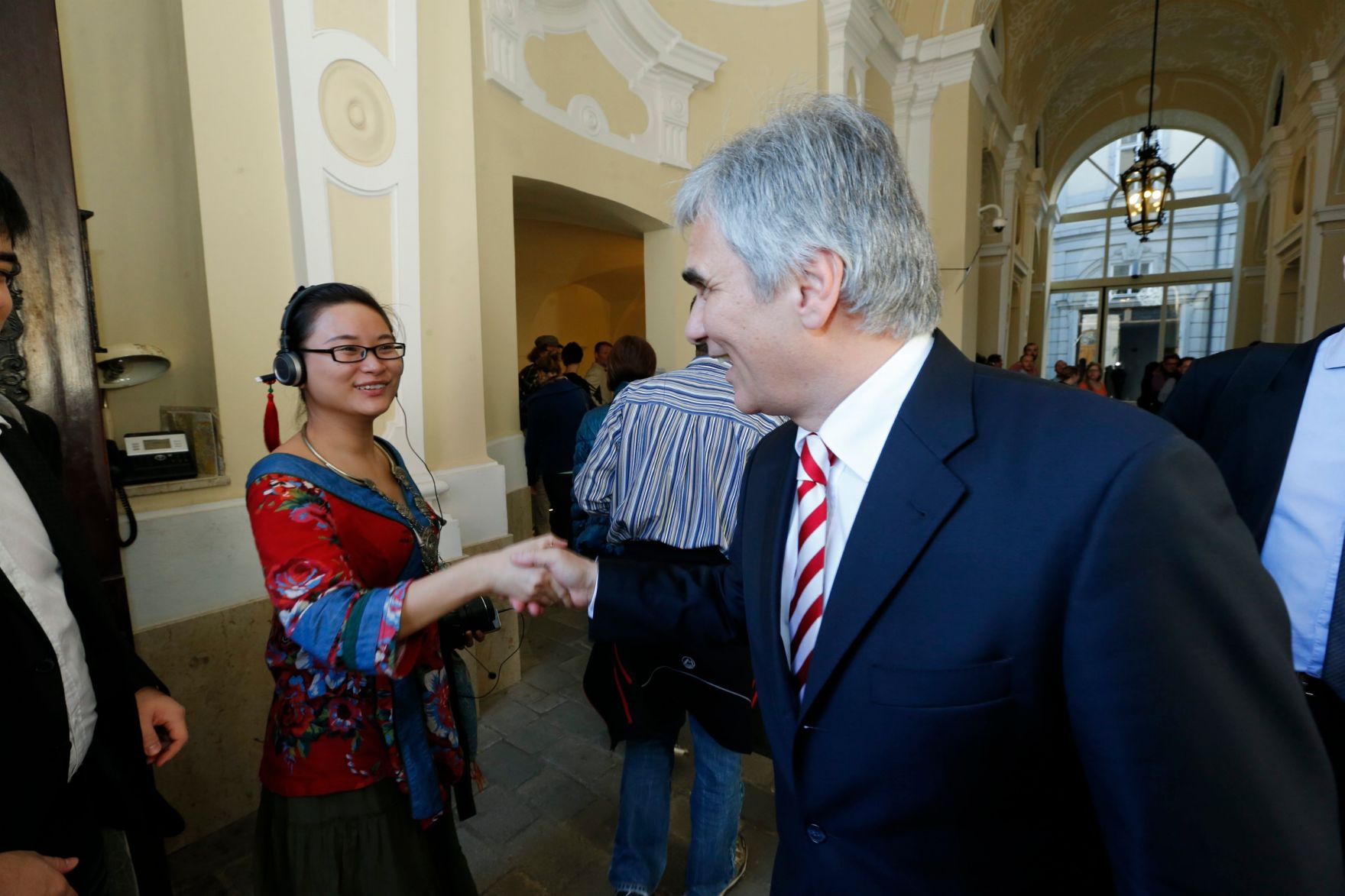Am 26. Oktober 2013 empfing Bundeskanzler Werner Faymann im Rahmen des Nationalfeiertages Besucherinnen und Besucher im Bundeskanzleramt.