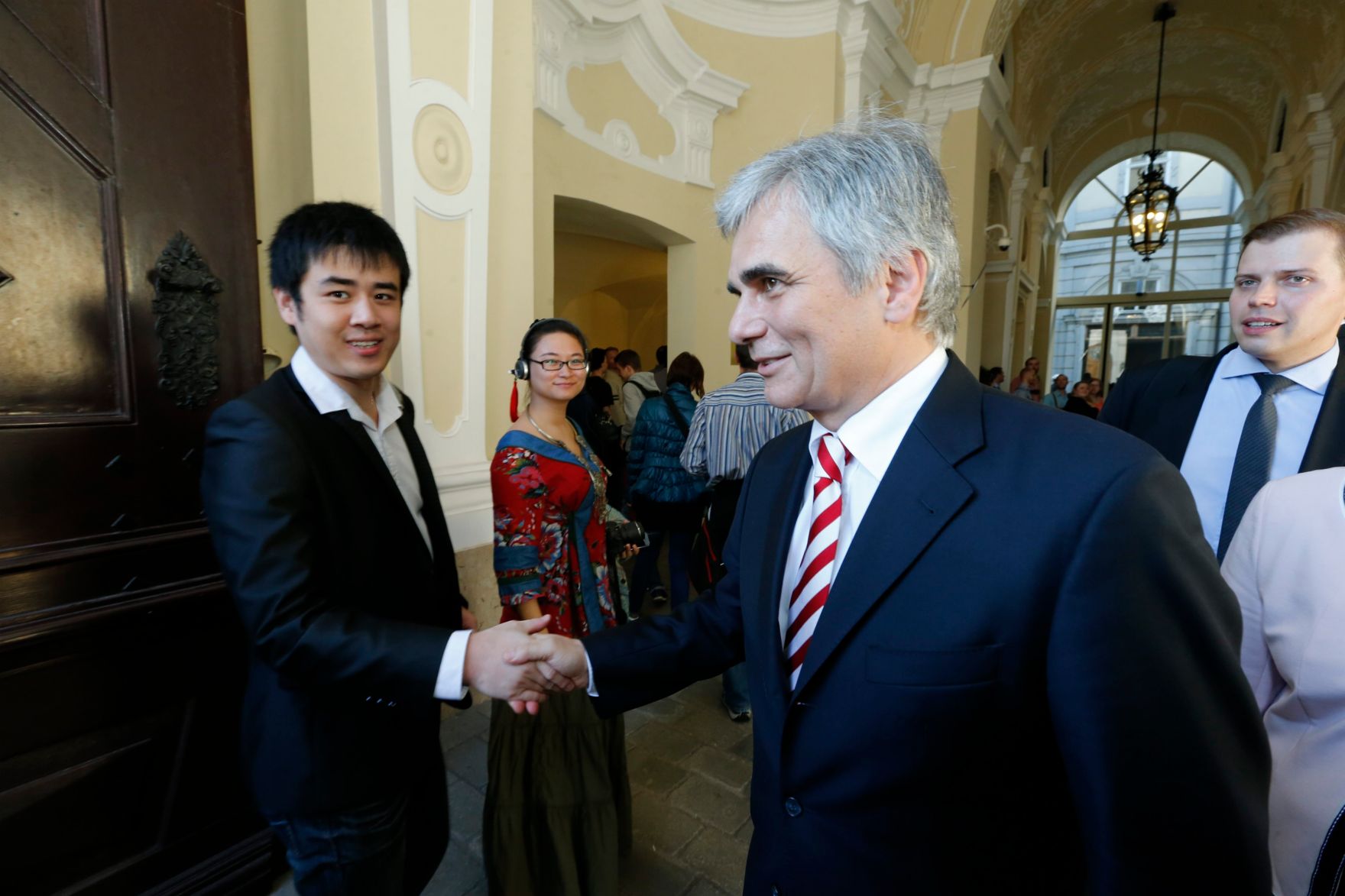 Am 26. Oktober 2013 empfing Bundeskanzler Werner Faymann im Rahmen des Nationalfeiertages Besucherinnen und Besucher im Bundeskanzleramt.