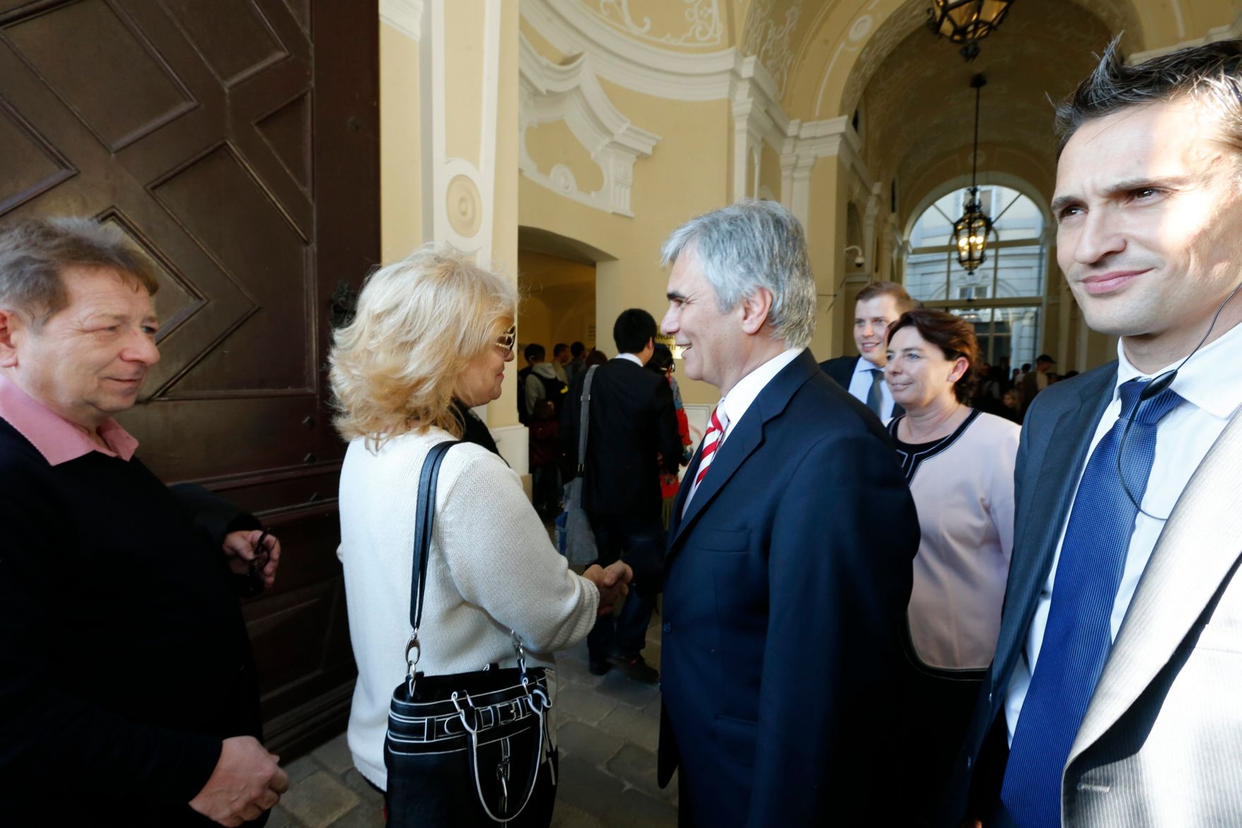 Am 26. Oktober 2013 empfing Bundeskanzler Werner Faymann im Rahmen des Nationalfeiertages Besucherinnen und Besucher im Bundeskanzleramt.
