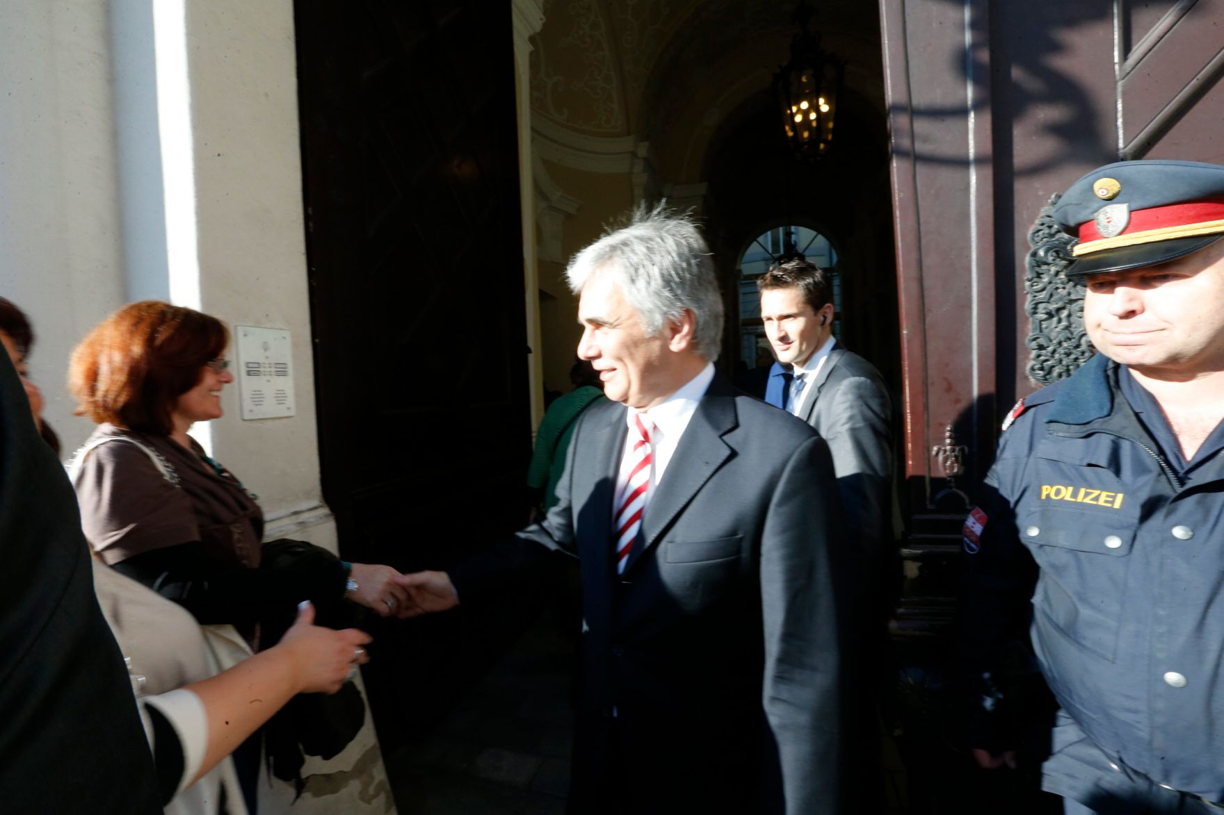 Am 26. Oktober 2013 empfing Bundeskanzler Werner Faymann im Rahmen des Nationalfeiertages Besucherinnen und Besucher im Bundeskanzleramt.