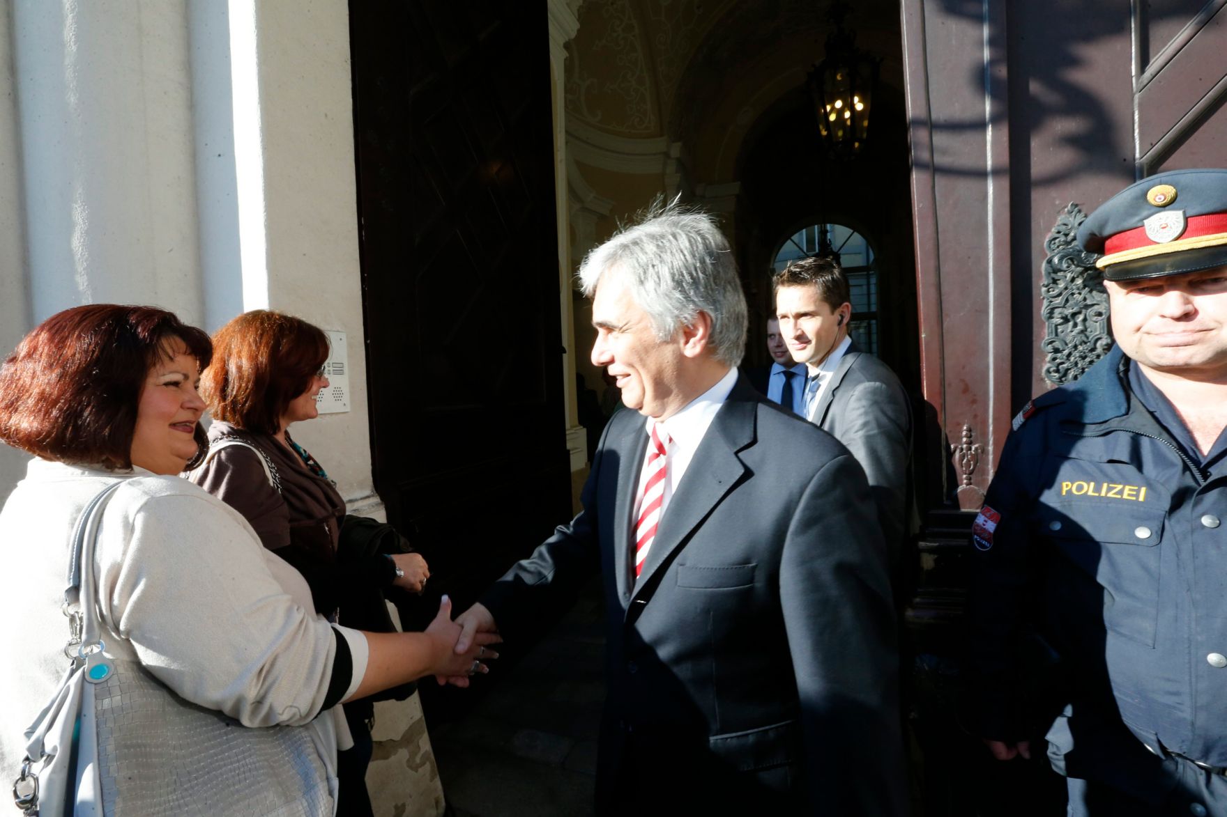 Am 26. Oktober 2013 empfing Bundeskanzler Werner Faymann im Rahmen des Nationalfeiertages Besucherinnen und Besucher im Bundeskanzleramt.