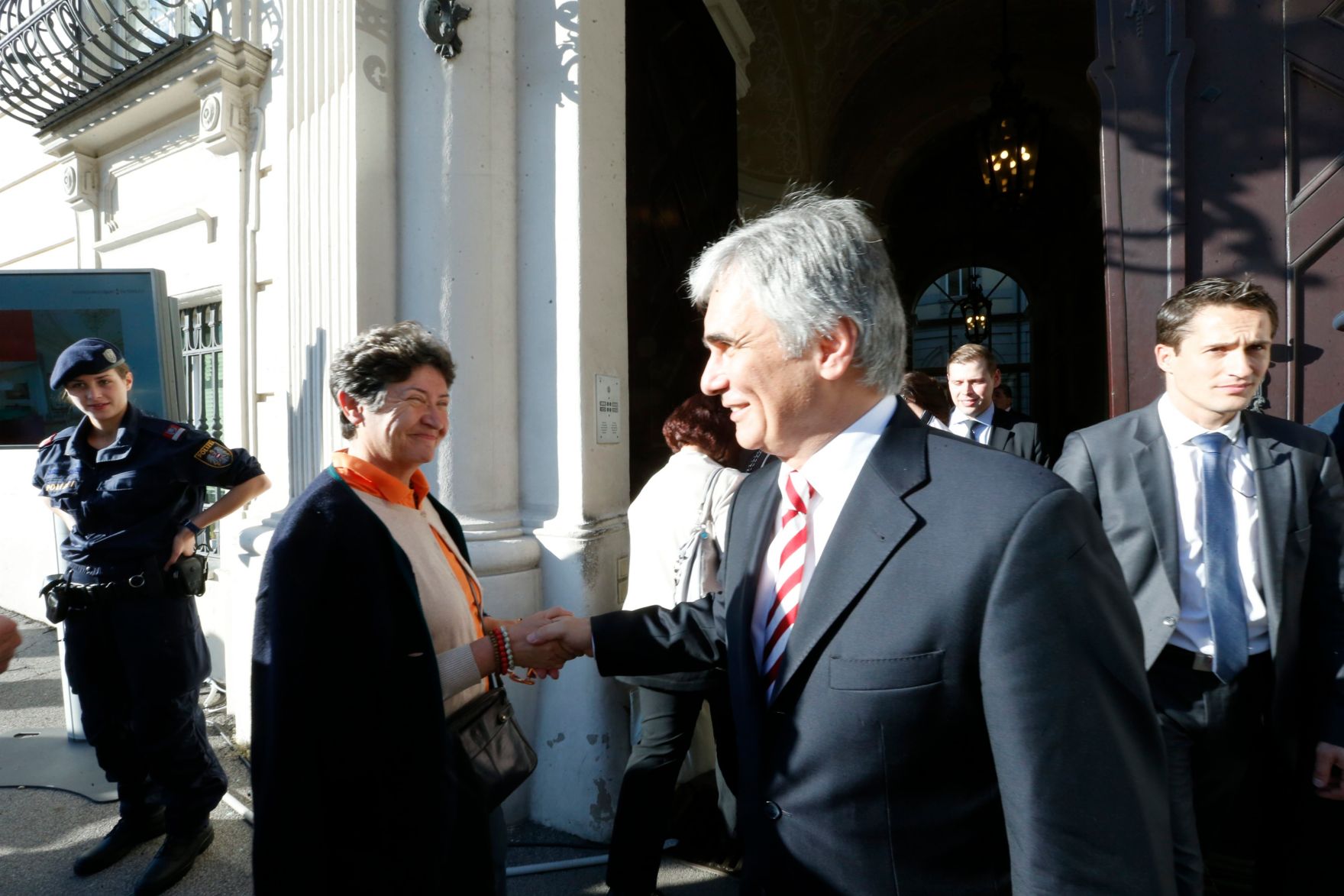 Am 26. Oktober 2013 empfing Bundeskanzler Werner Faymann im Rahmen des Nationalfeiertages Besucherinnen und Besucher im Bundeskanzleramt.