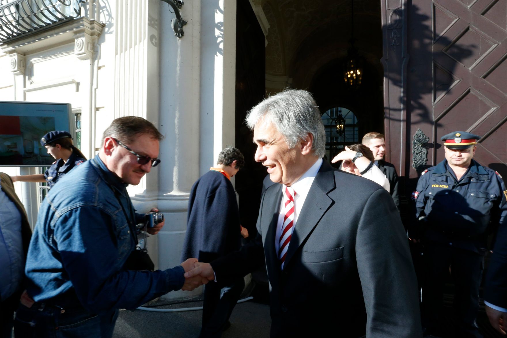 Am 26. Oktober 2013 empfing Bundeskanzler Werner Faymann im Rahmen des Nationalfeiertages Besucherinnen und Besucher im Bundeskanzleramt.