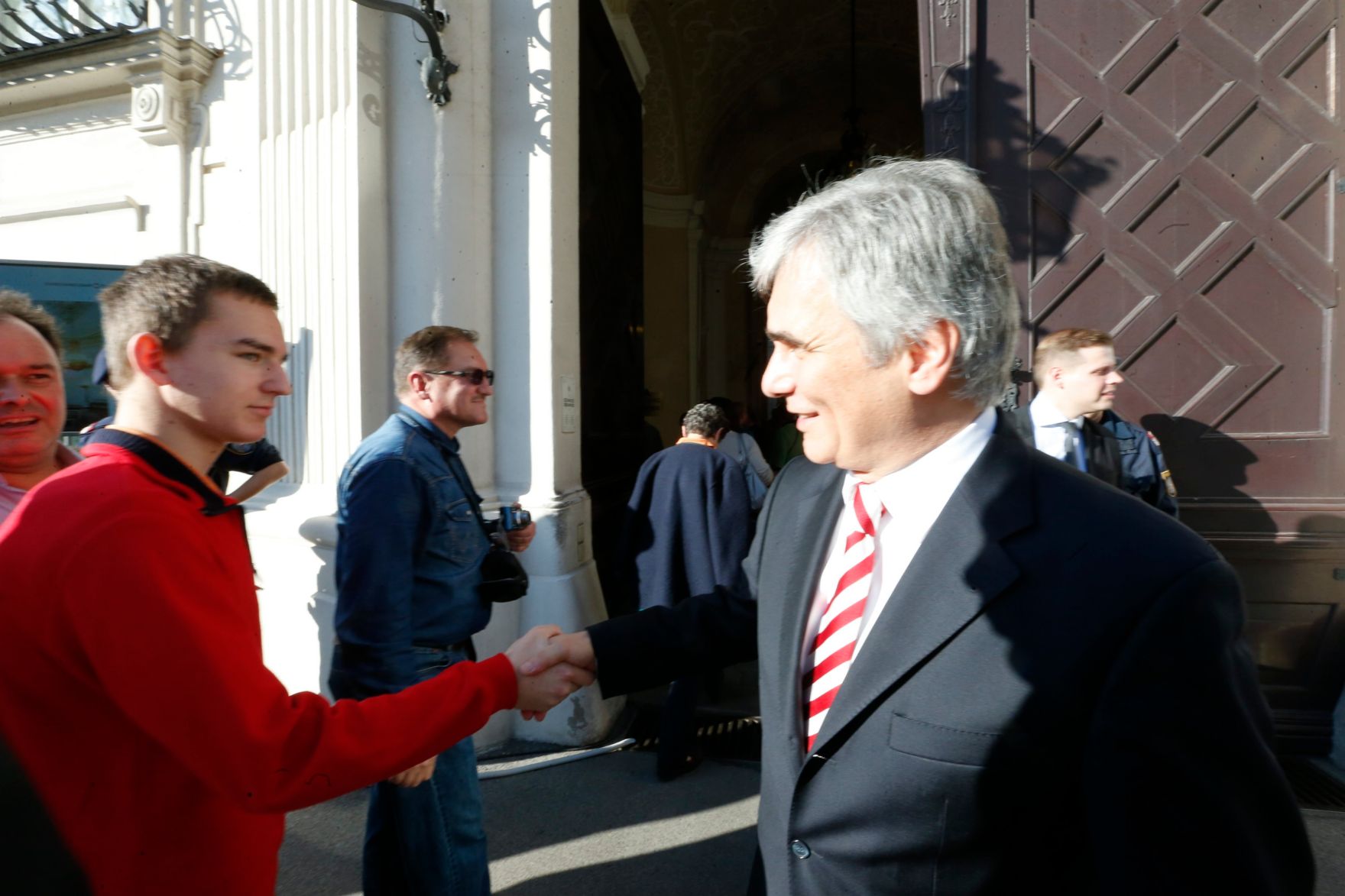 Am 26. Oktober 2013 empfing Bundeskanzler Werner Faymann im Rahmen des Nationalfeiertages Besucherinnen und Besucher im Bundeskanzleramt.
