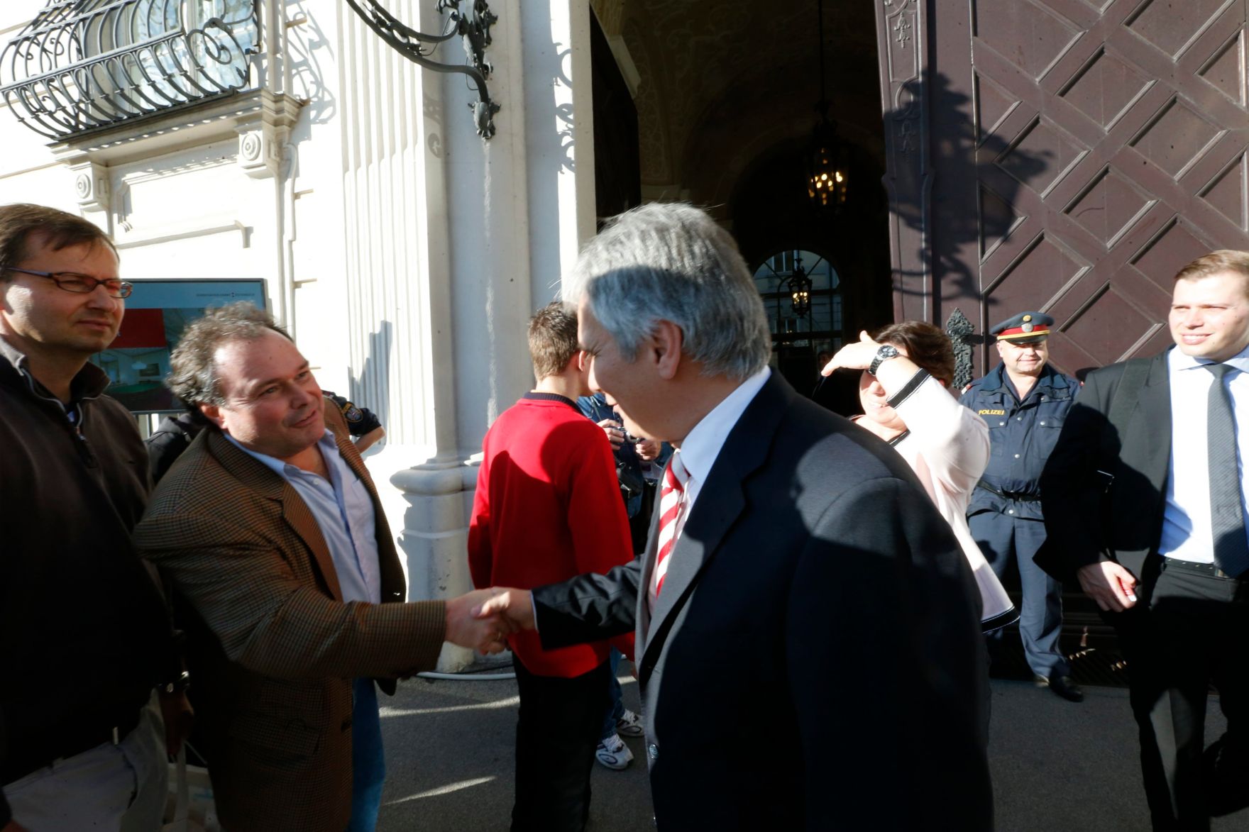 Am 26. Oktober 2013 empfing Bundeskanzler Werner Faymann im Rahmen des Nationalfeiertages Besucherinnen und Besucher im Bundeskanzleramt.